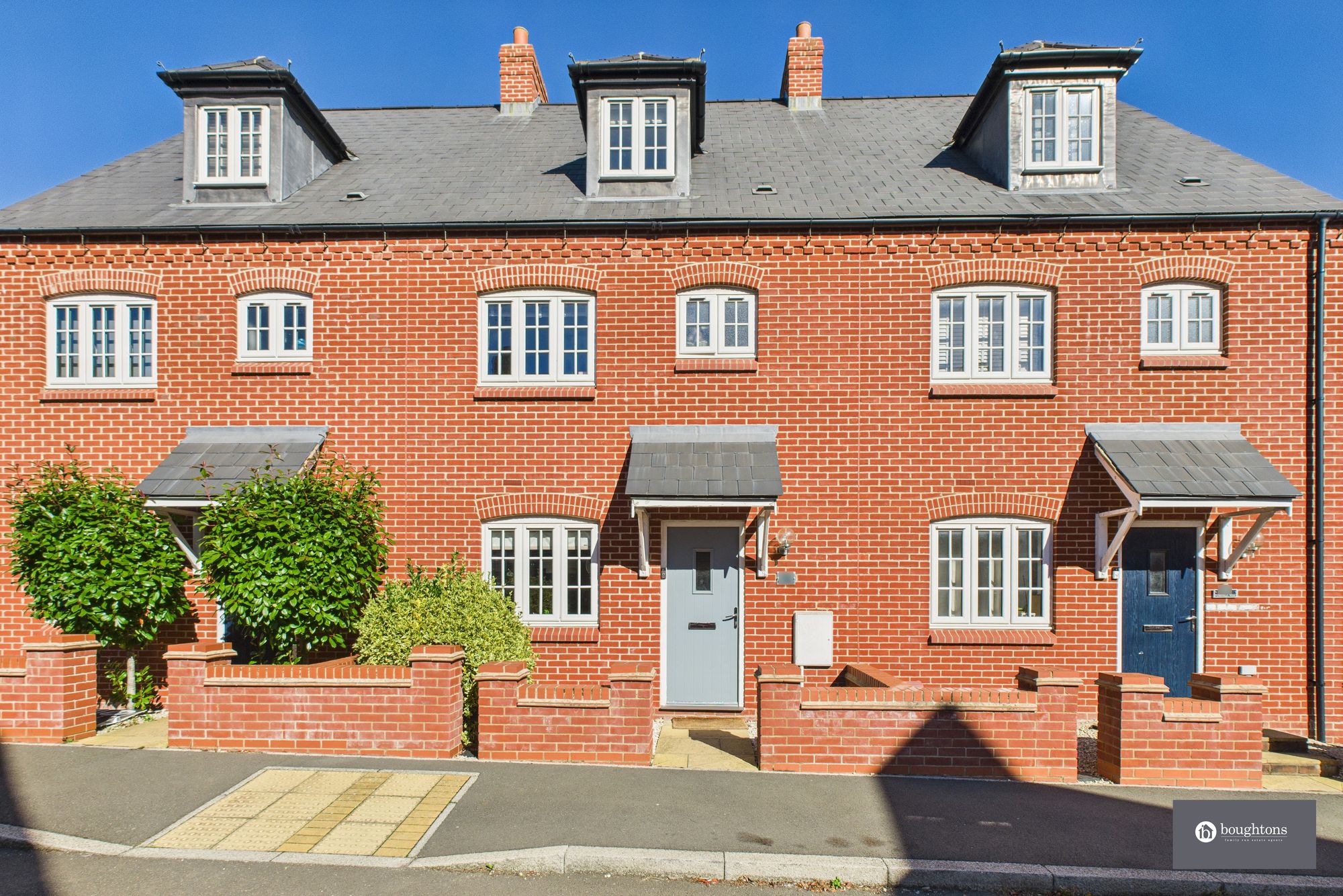 4 bed mid-terraced house for sale in Foxhills Way, Brackley  - Property Image 1