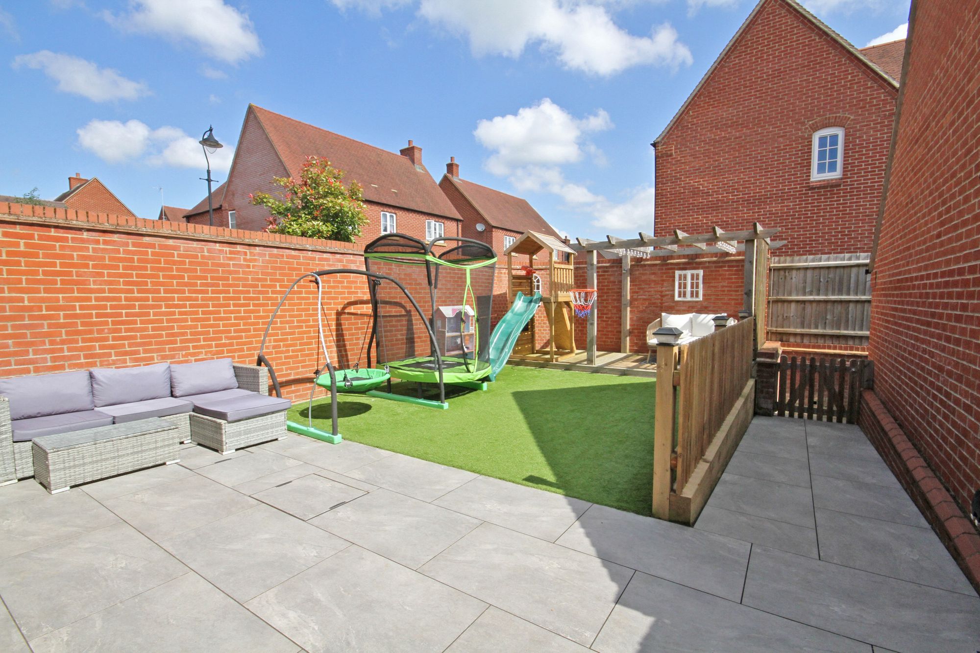 3 bed house for sale in Otter Close, Brackley  - Property Image 2