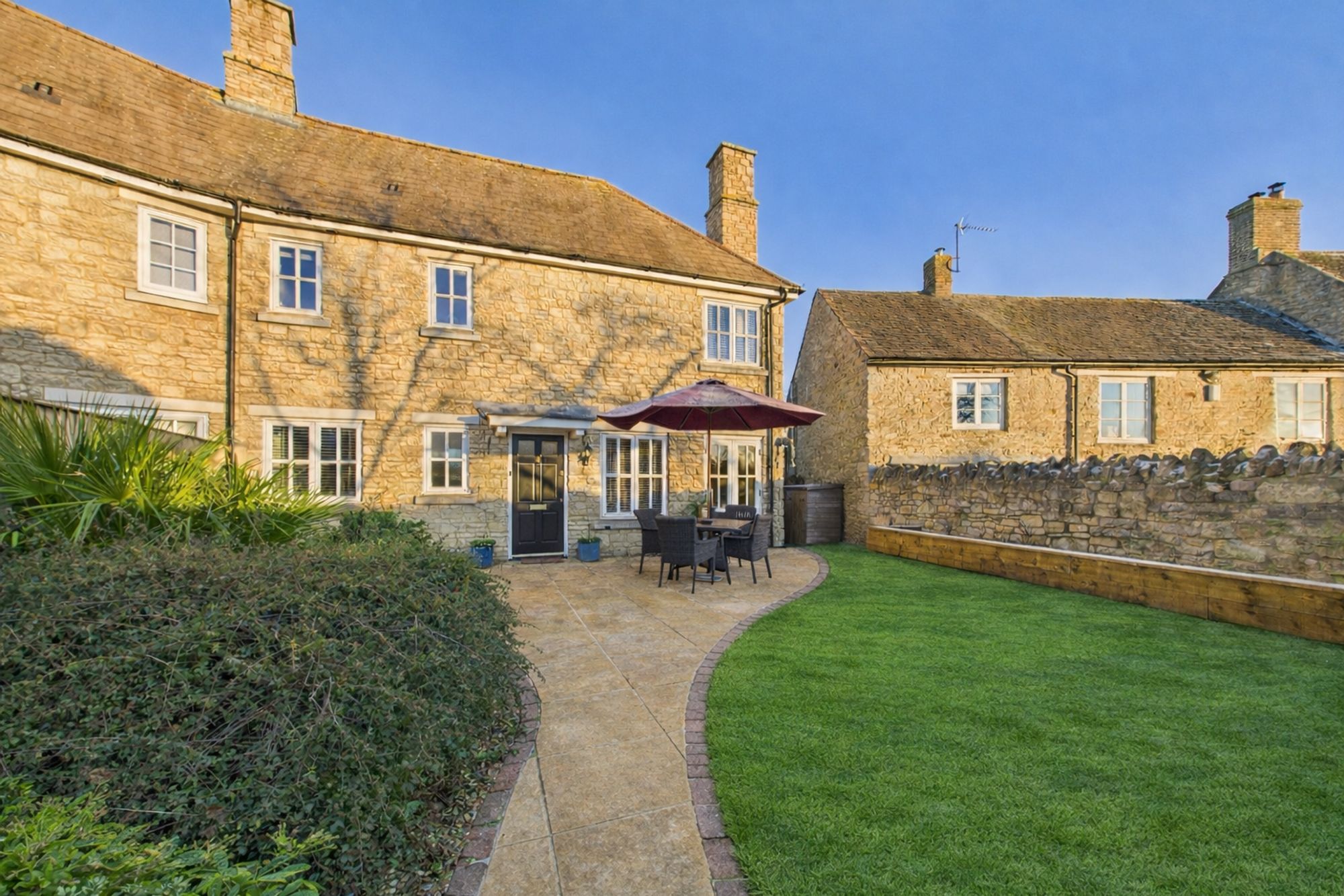 3 bed semi-detached house for sale in Hickman Close, Greatworth, OX17 - Property Image 1