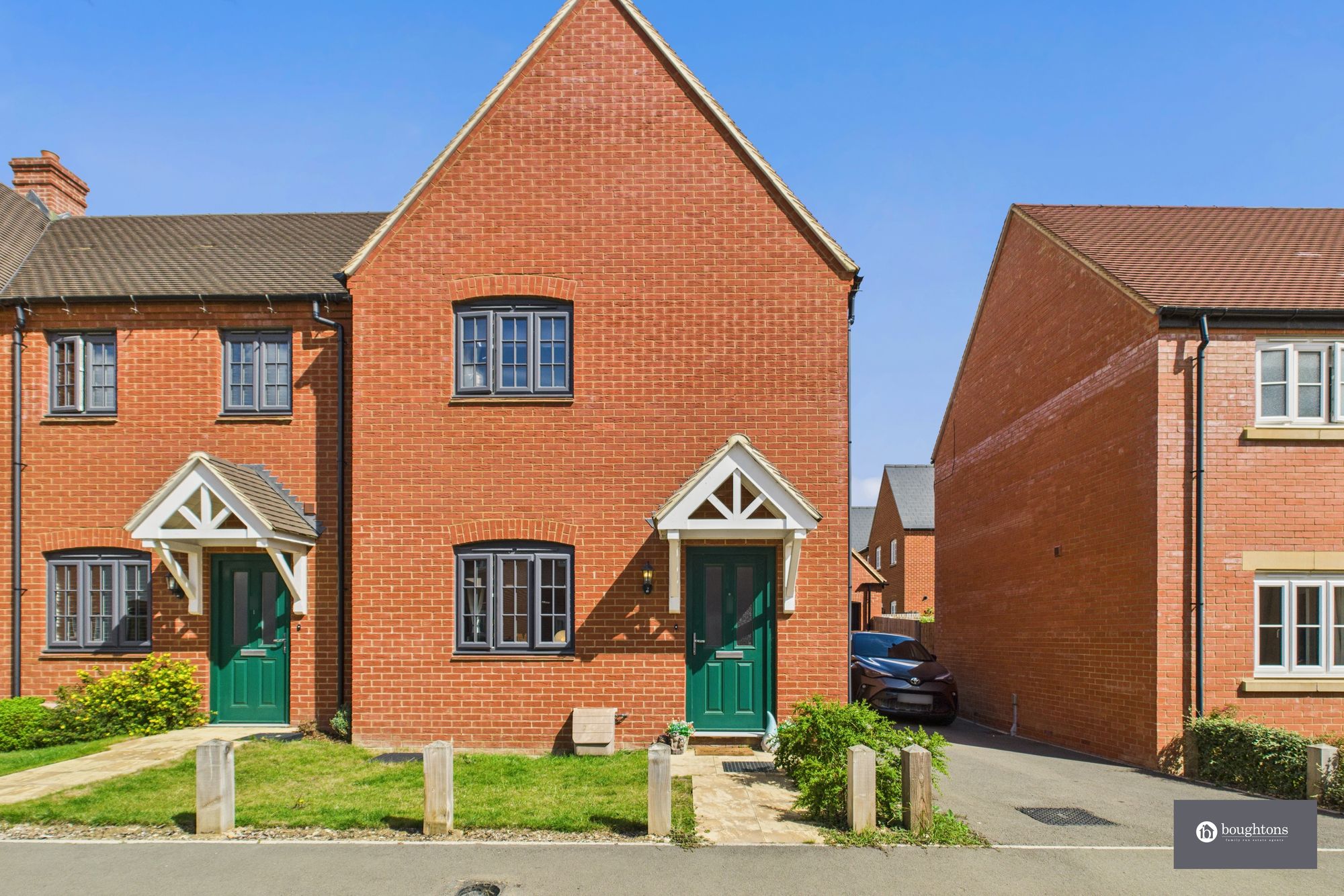 3 bed end of terrace house for sale in Field View, Brackley, NN13