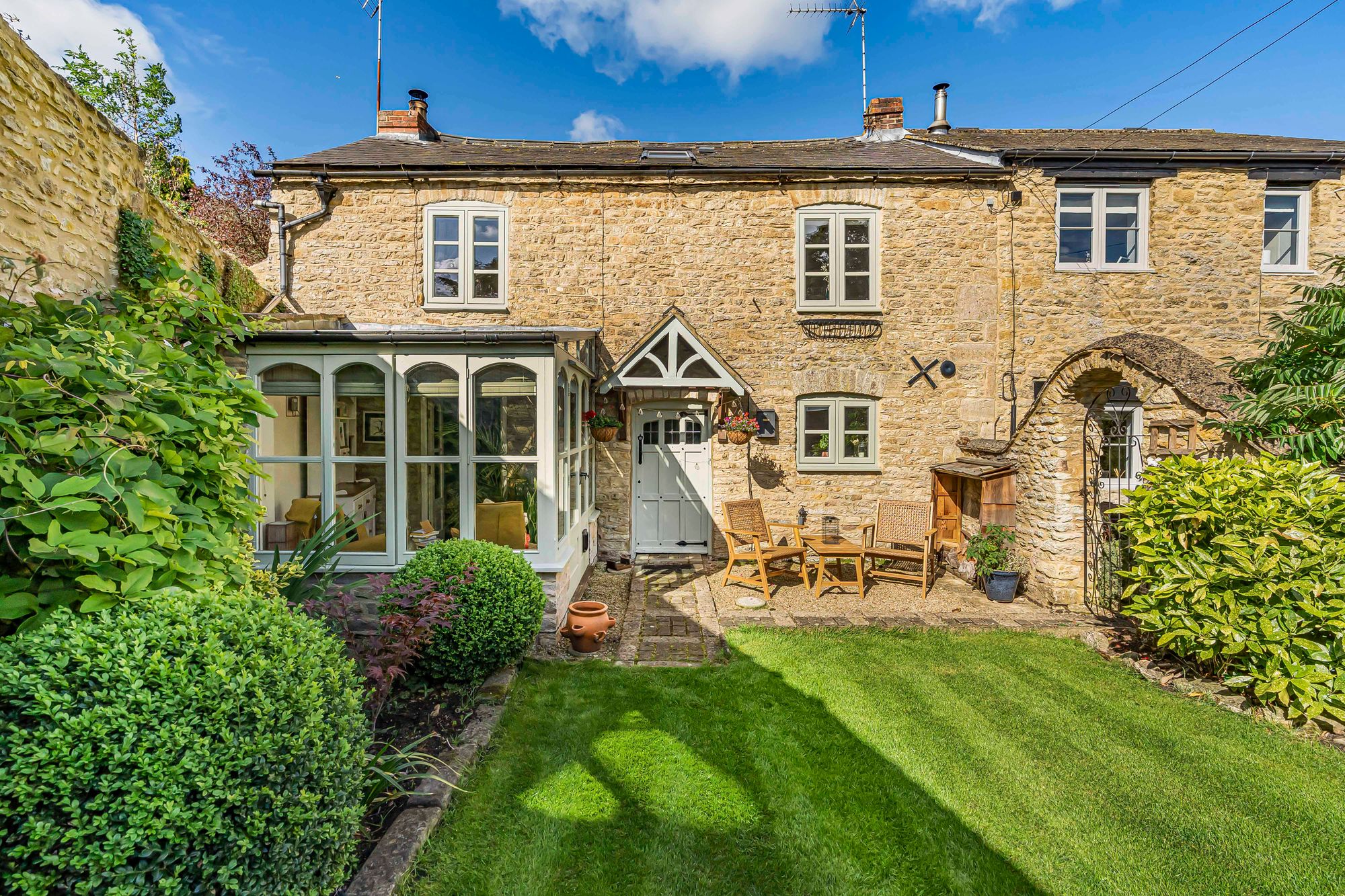 3 bed terraced house for sale in Chapel Row, Bicester 37