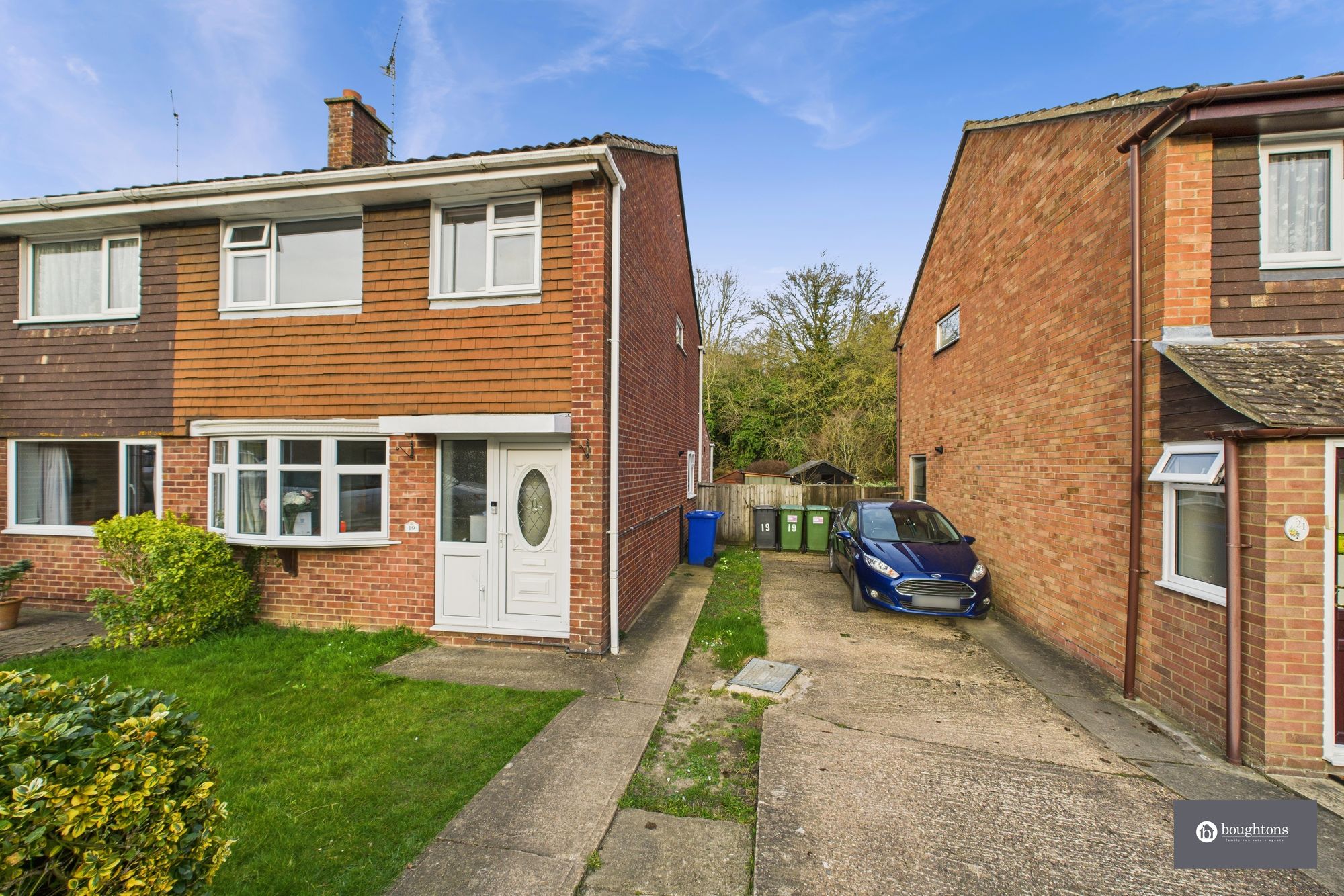 3 bed semi-detached house for sale in Glebe Drive, Brackley  - Property Image 1