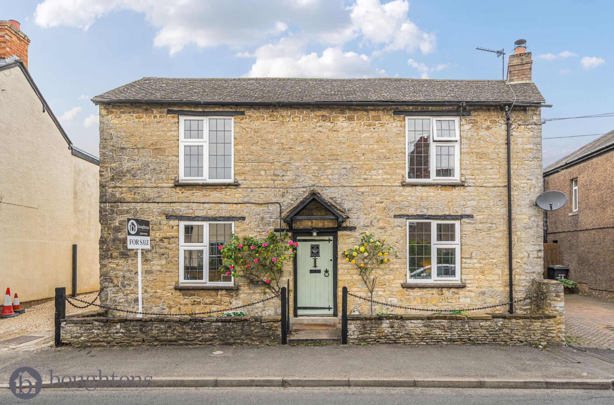 4 bed detached cottage for sale in Manor Road, Brackley  - Property Image 1