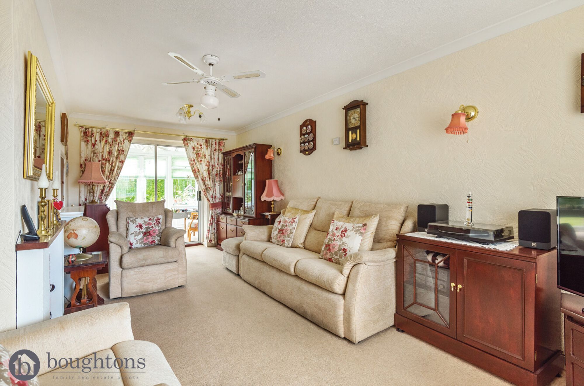 2 bed bungalow for sale in Brackley Road, Banbury  - Property Image 2