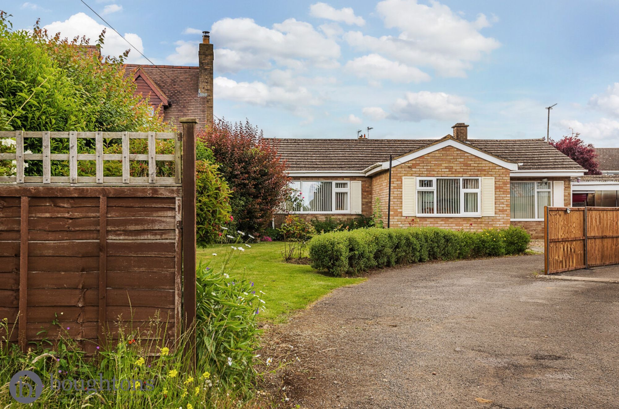 2 bed bungalow for sale in Brackley Road, Banbury  - Property Image 1