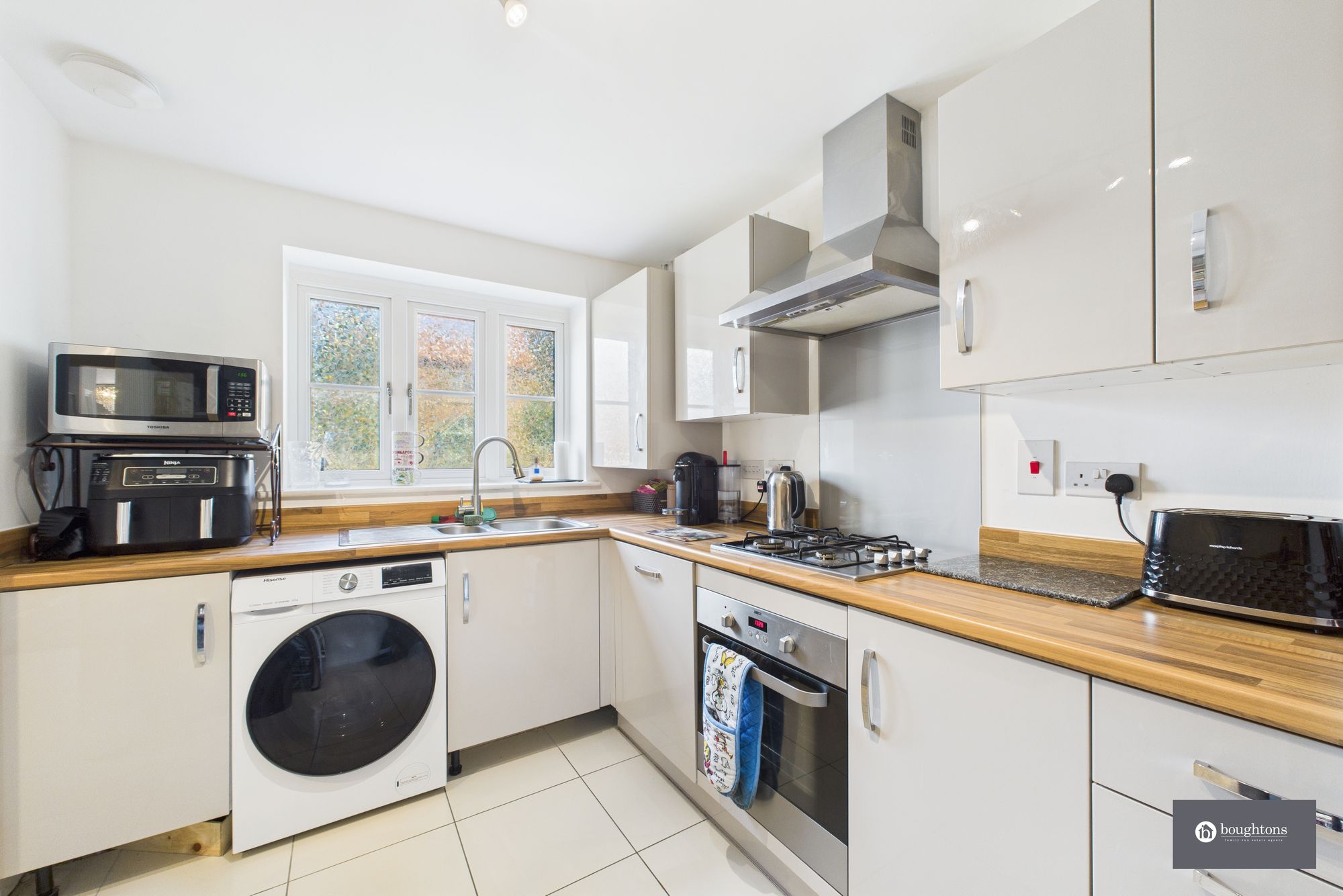 3 bed mid-terraced house for sale in Poppyfields Way, Brackley  - Property Image 2