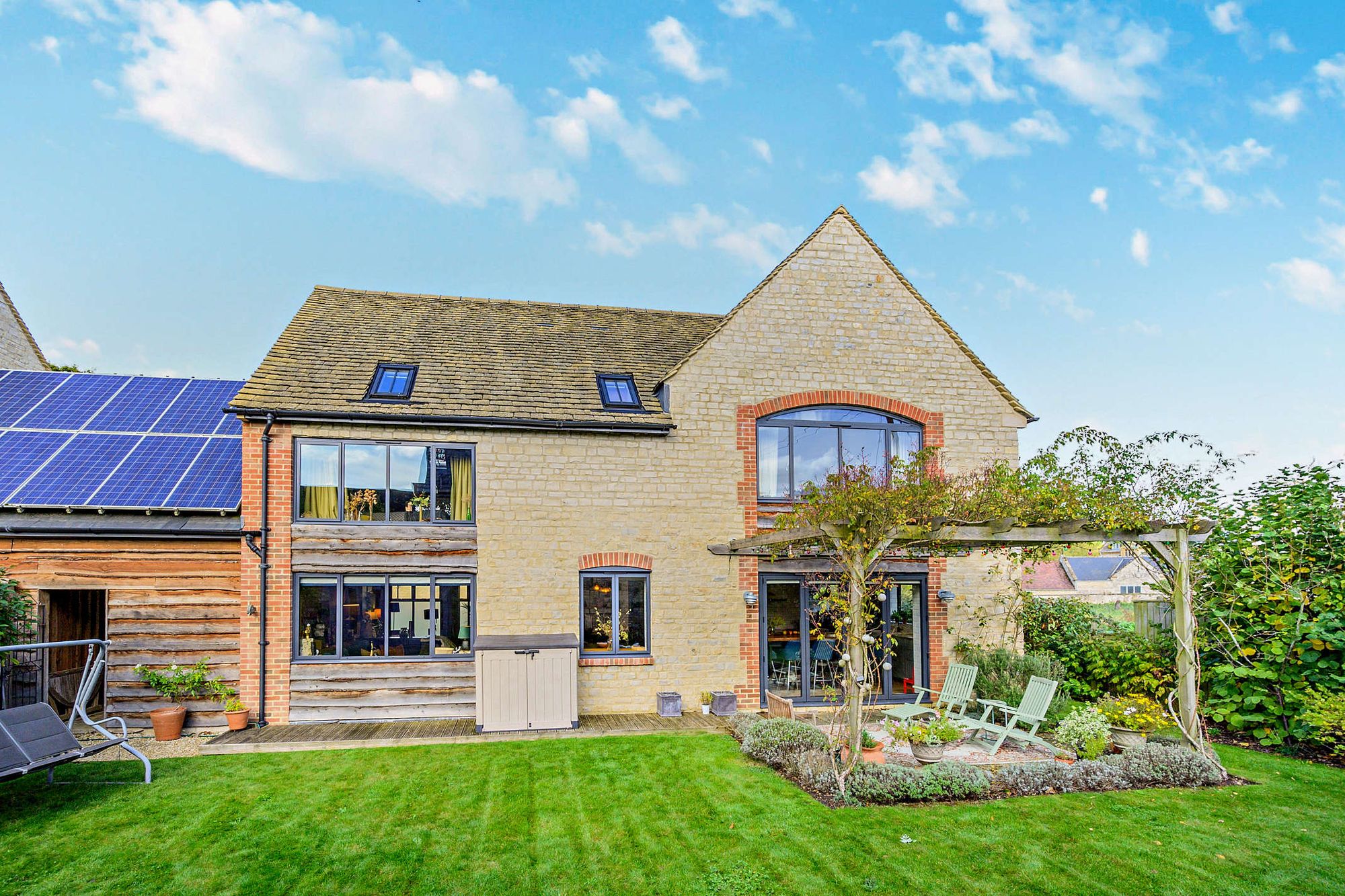 4 bed barn conversion for sale in Queen Street, Halford, CV36 43