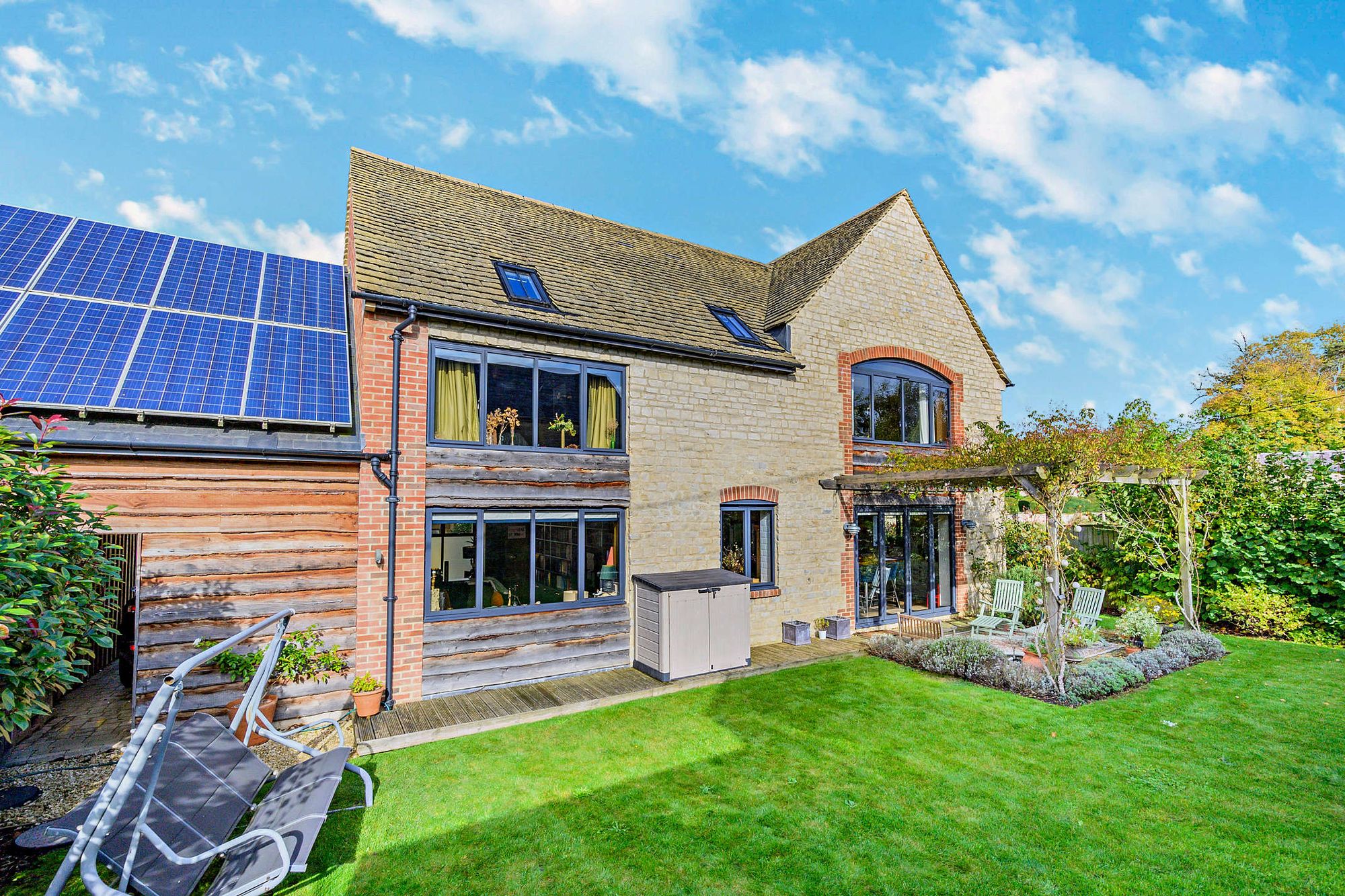 4 bed barn conversion for sale in Queen Street, Halford, CV36 53