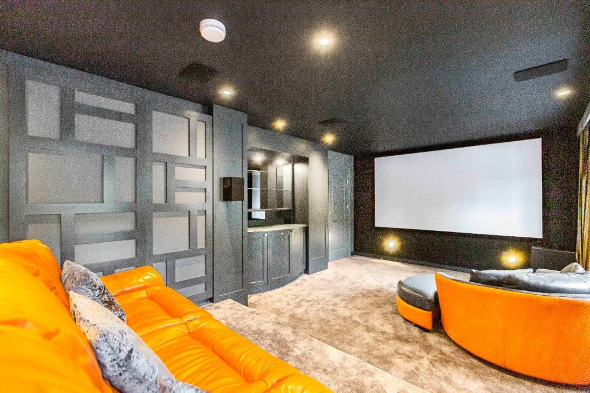 6 bed detached house for sale in Windmill Lane, Barnet, EN5 18