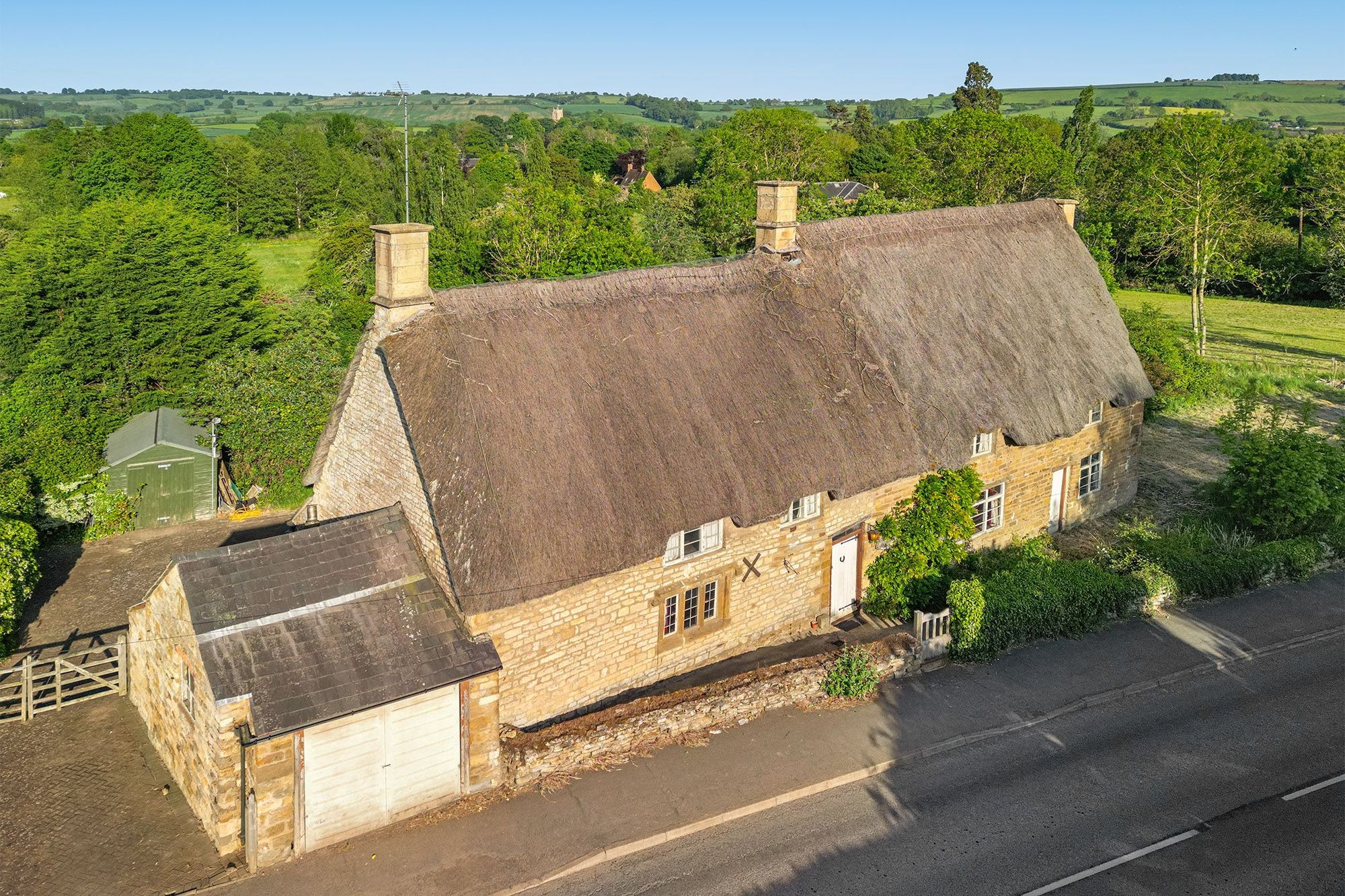 5 bed village house for sale in Upper Brailes, Banbury, OX15  - Property Image 2