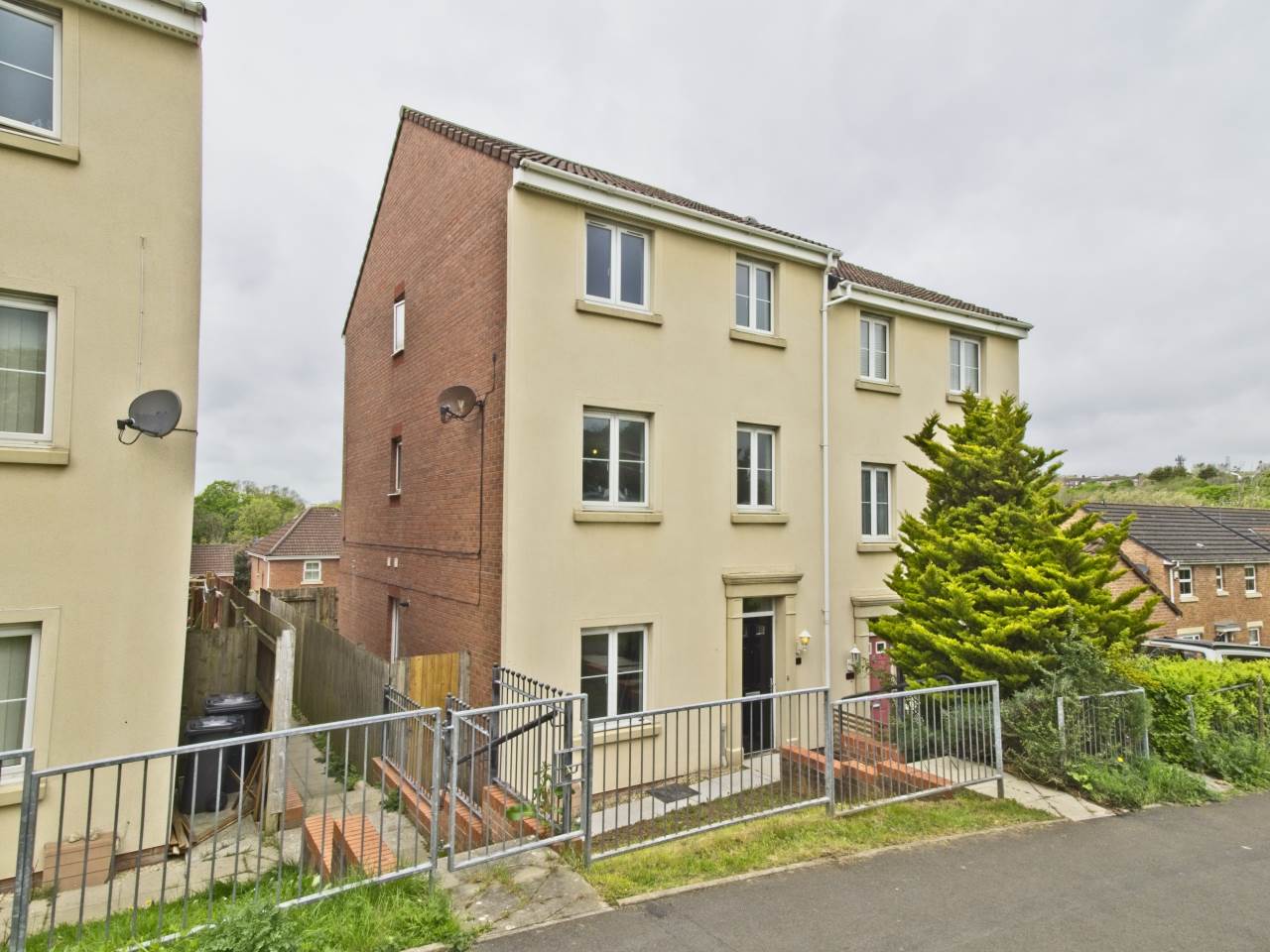 4 bed town house to rent in Maes Tanrallt, Brackla  - Property Image 1