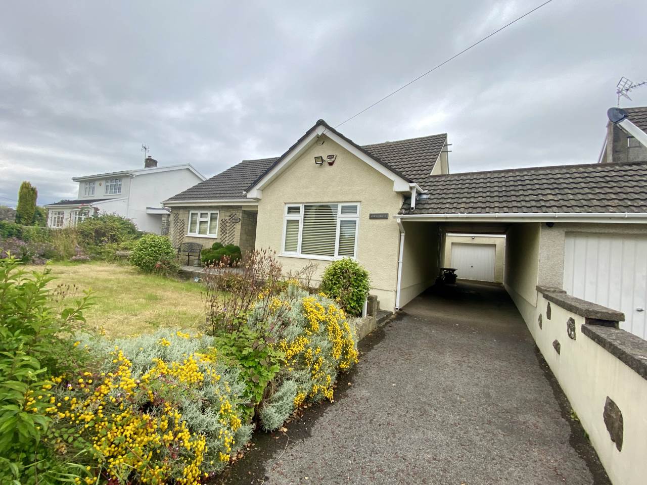 3 bed bungalow to rent in Treoes, Vale of Glamorgan  - Property Image 1