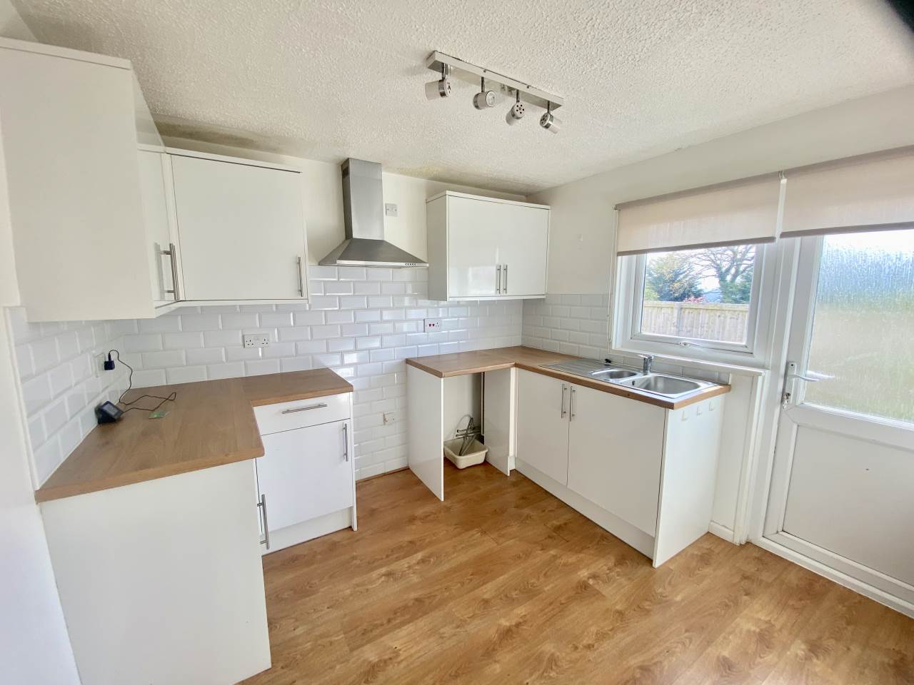 2 bed semi-detached bungalow to rent in Cae Garn, Heol-Y-Cyw  - Property Image 2