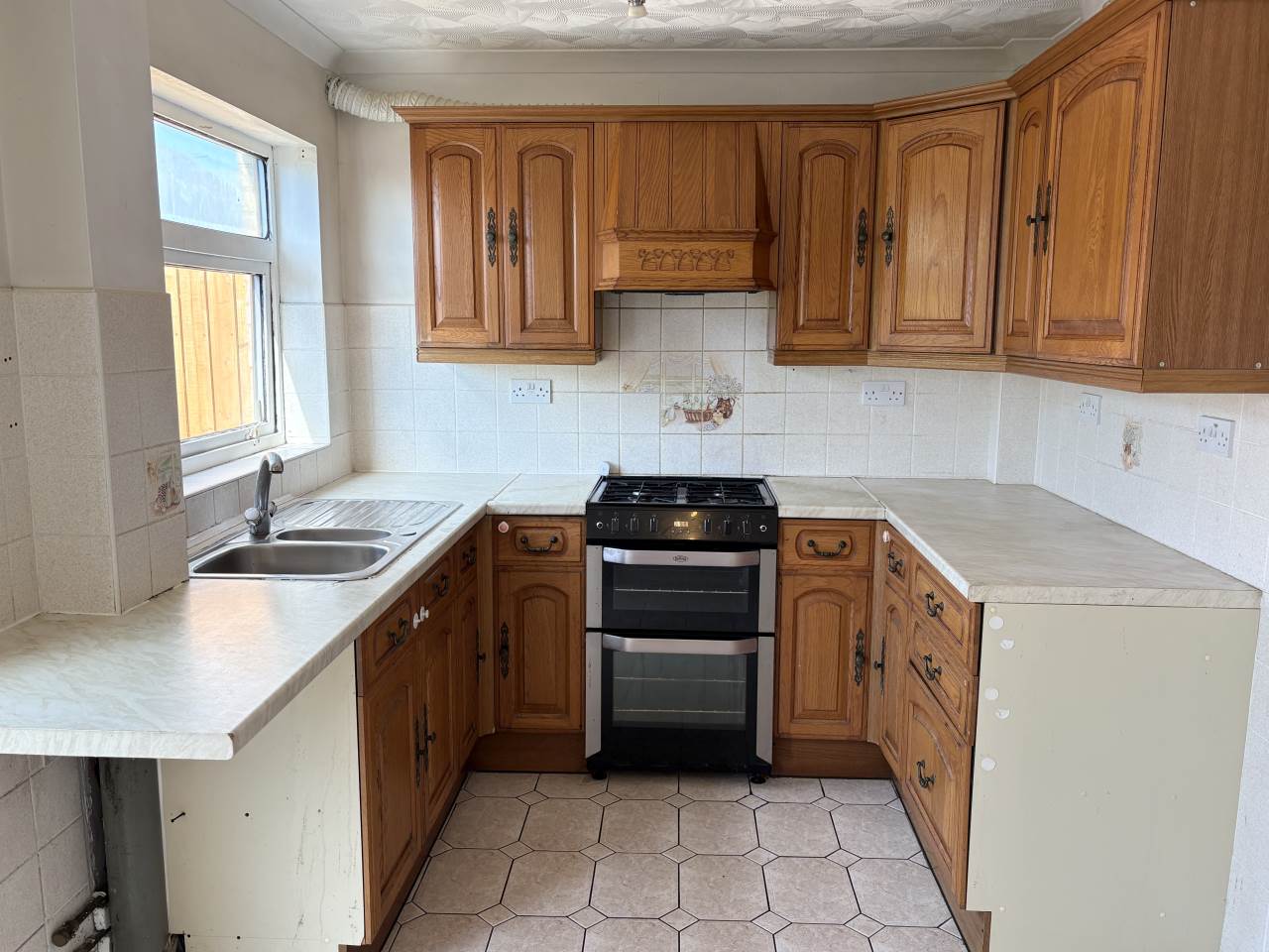 3 bed house to rent in Llys Gwyn, Bridgend 1