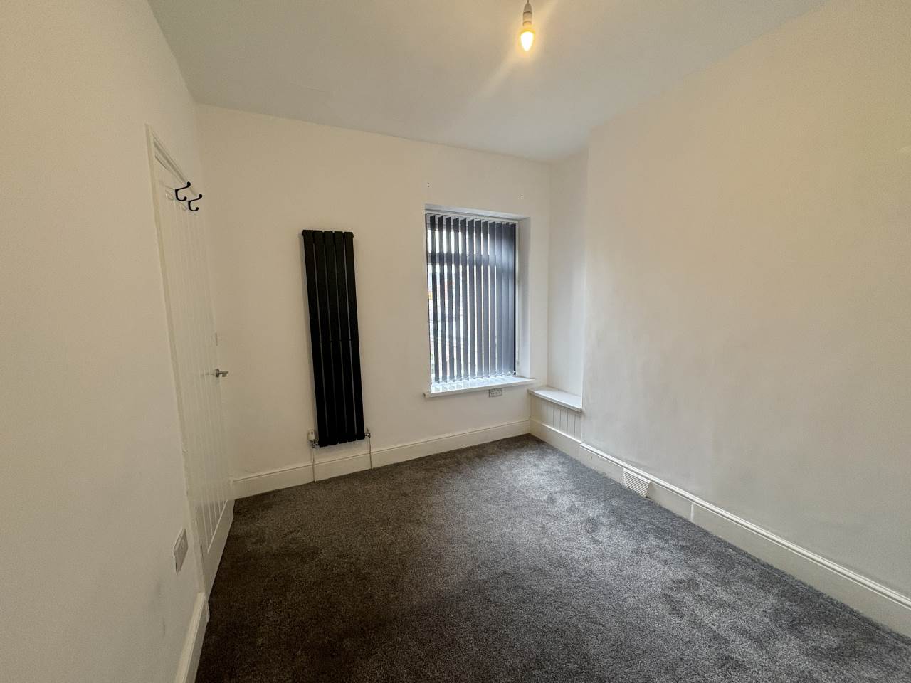 3 bed terraced house to rent in Charles Street 8