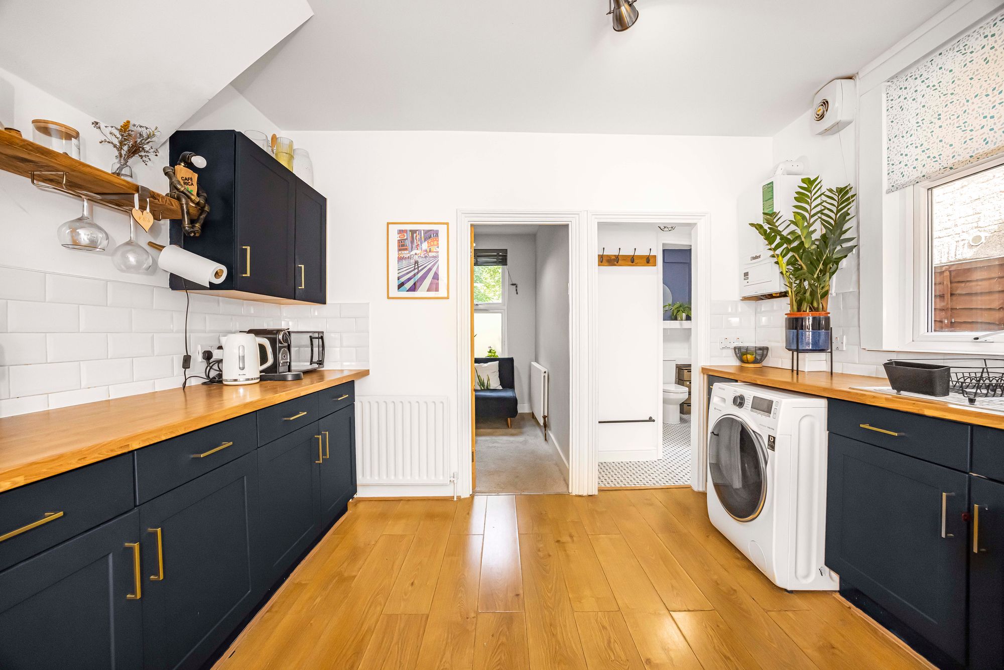 2 bed flat for sale in Scotts Road, London  - Property Image 6