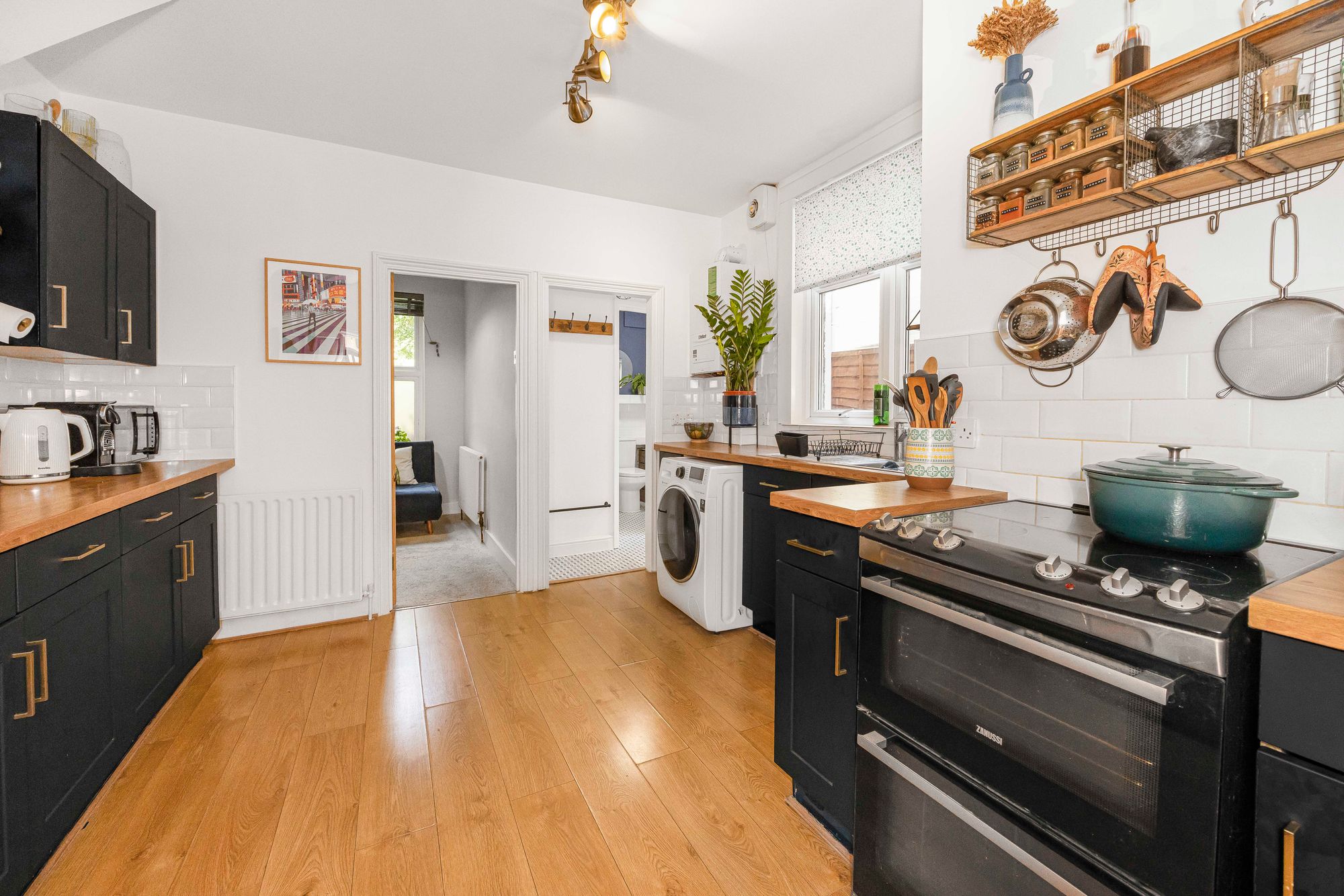 2 bed flat for sale in Scotts Road, London  - Property Image 7