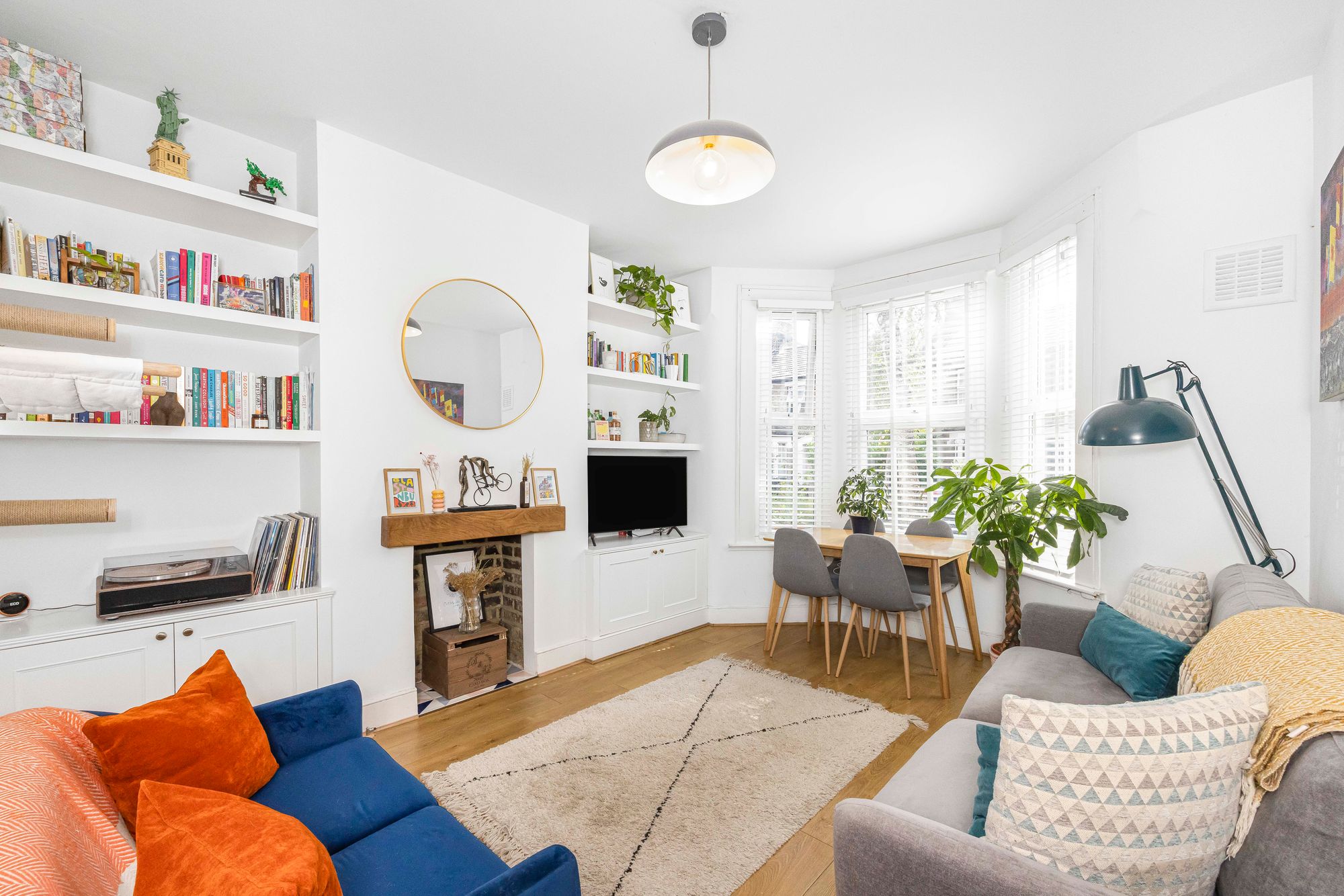 2 bed flat for sale in Scotts Road, London  - Property Image 2