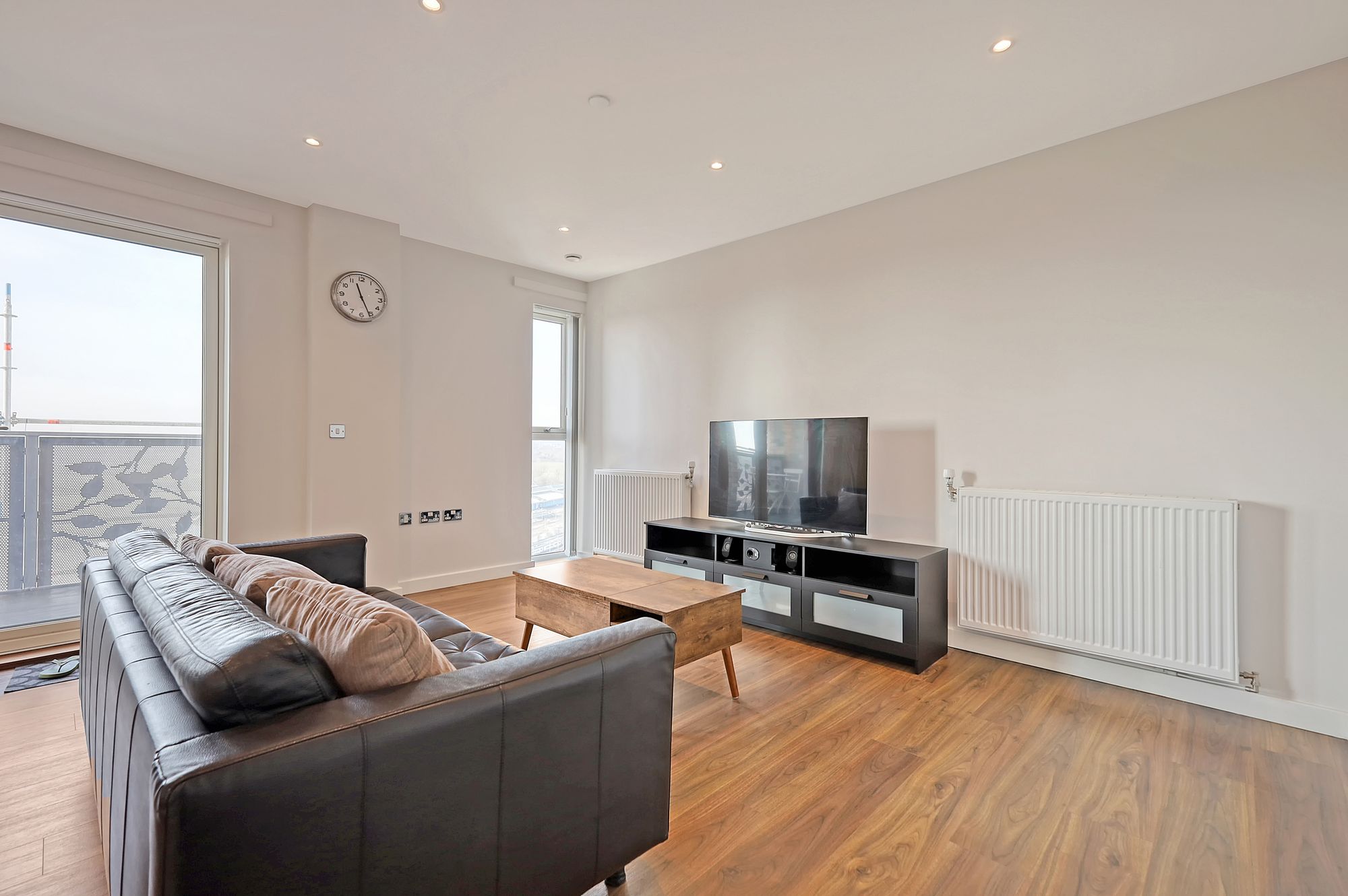 2 bed flat for sale in Dunedin Road, London  - Property Image 3