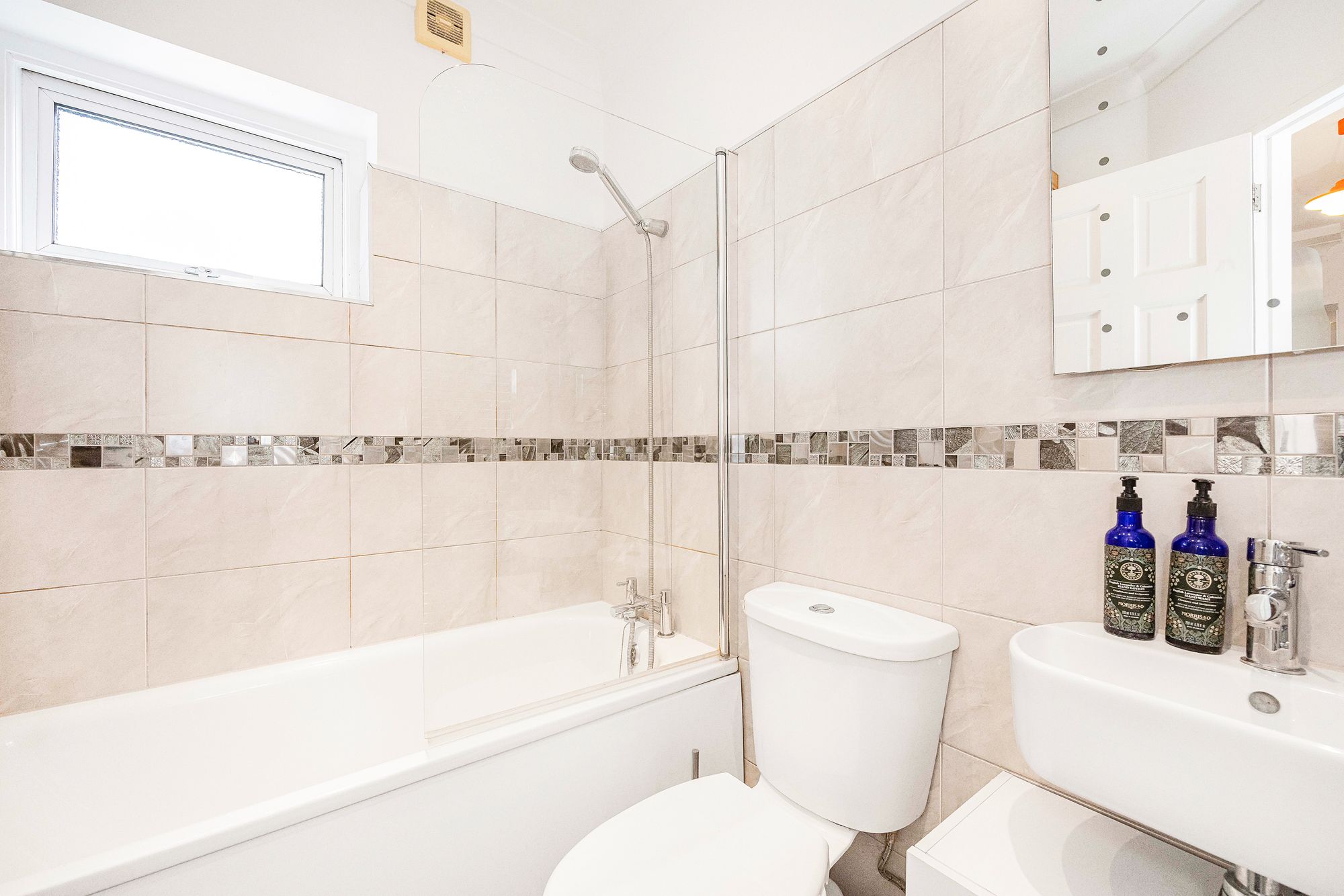 2 bed flat for sale in Warren Road, London  - Property Image 8