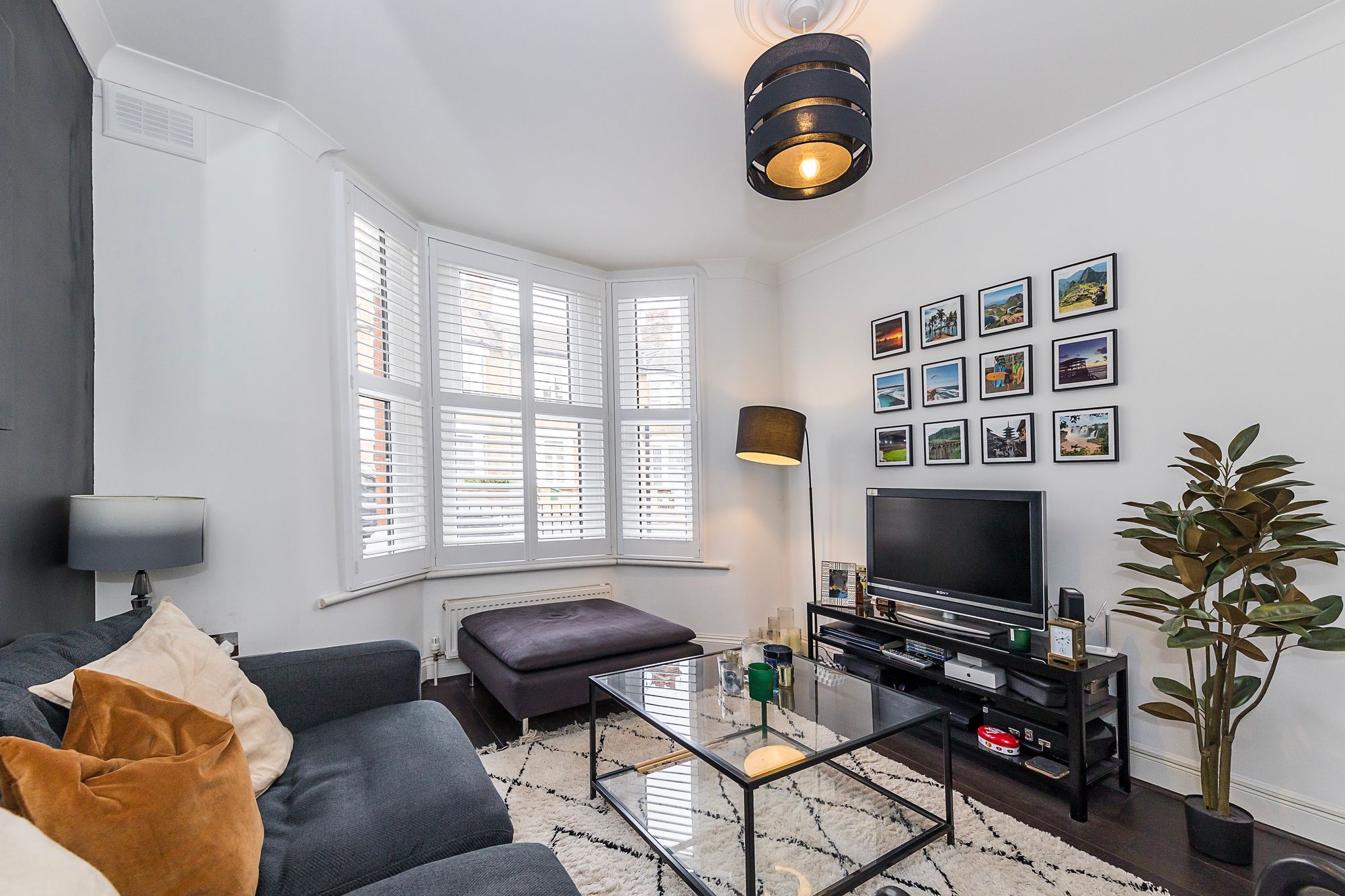 1 bed flat for sale in Scotts Road, London  - Property Image 2