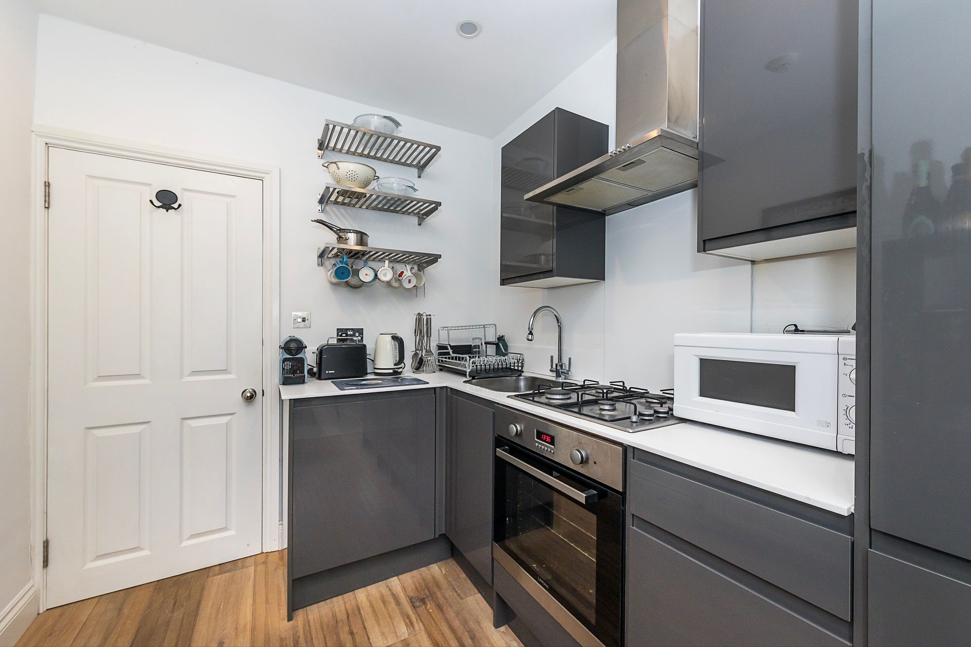 1 bed flat for sale in Scotts Road, London  - Property Image 5