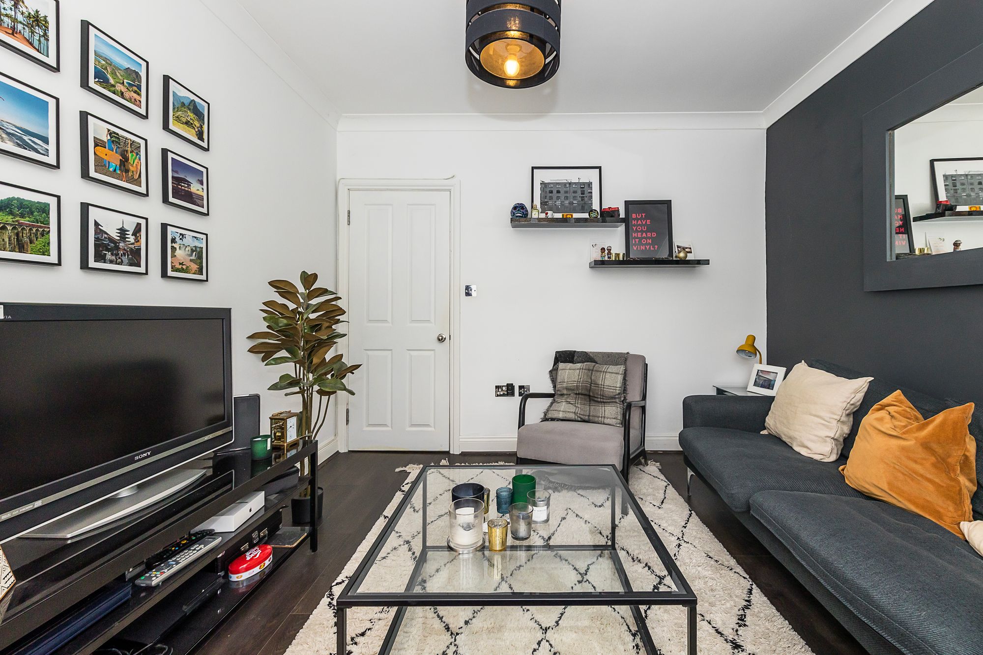 1 bed flat for sale in Scotts Road, London  - Property Image 3