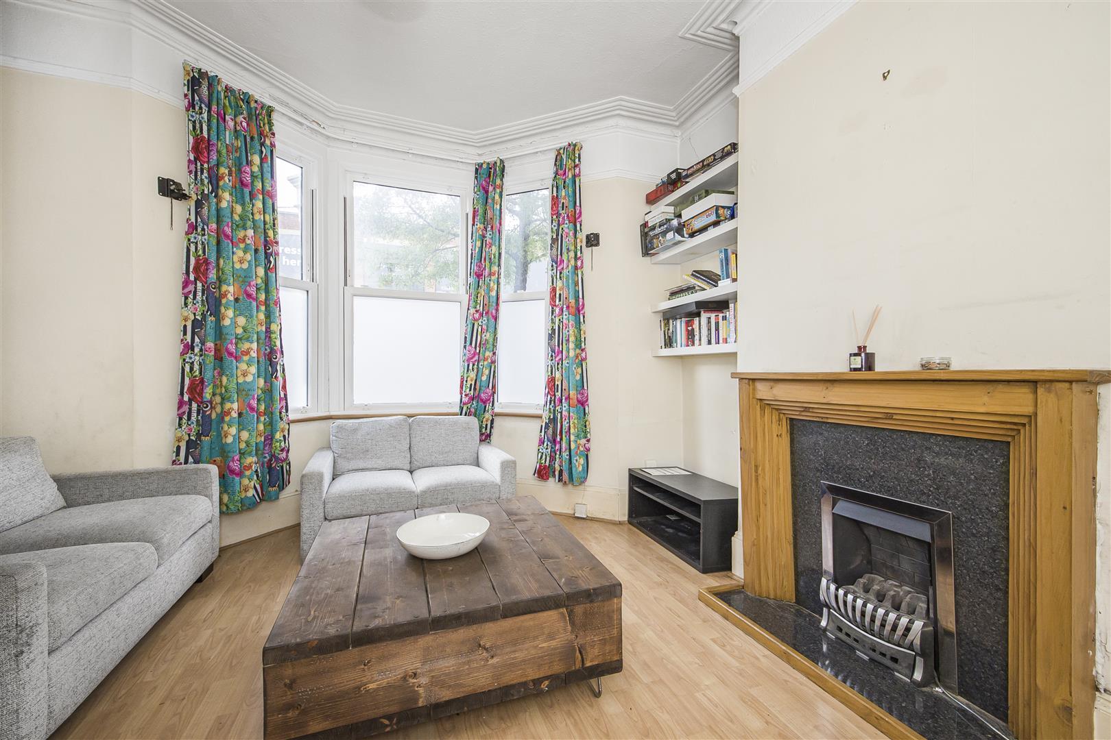 2 bed flat for sale in Lea Bridge Road, London  - Property Image 2