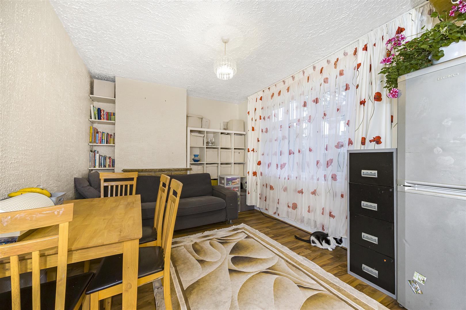 2 bed flat for sale in Hove Avenue, London  - Property Image 2