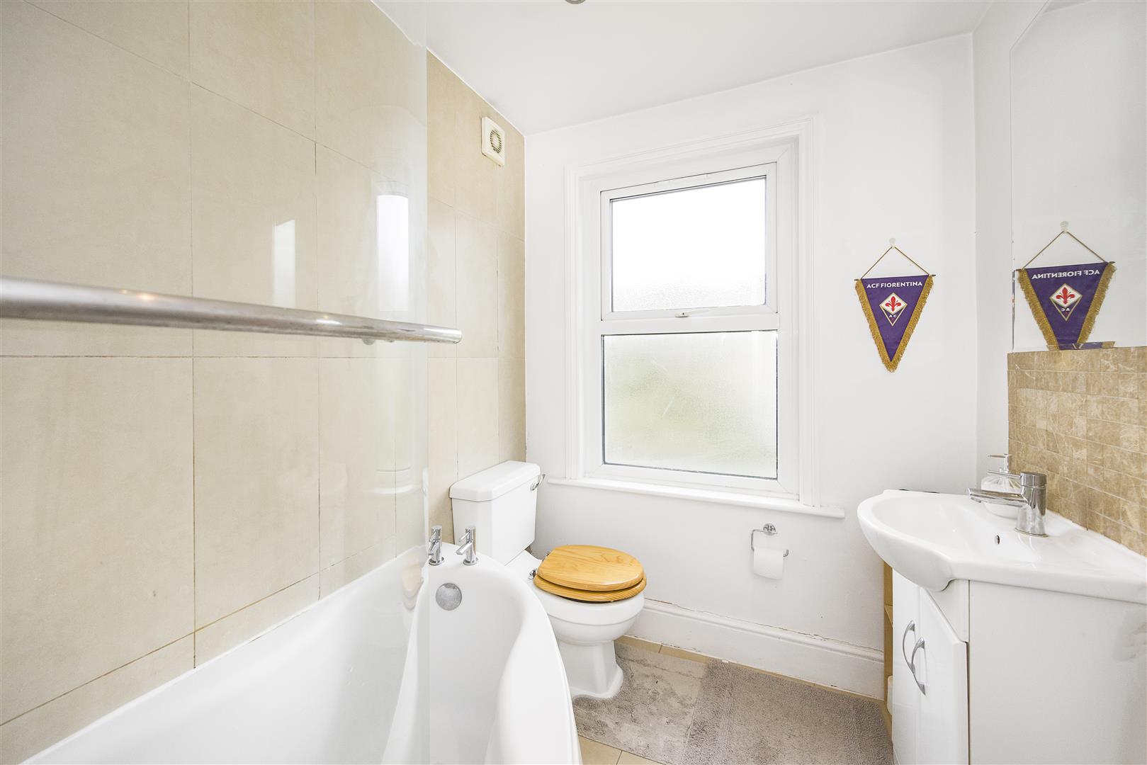 2 bed flat for sale in Grove Green Road, London  - Property Image 13