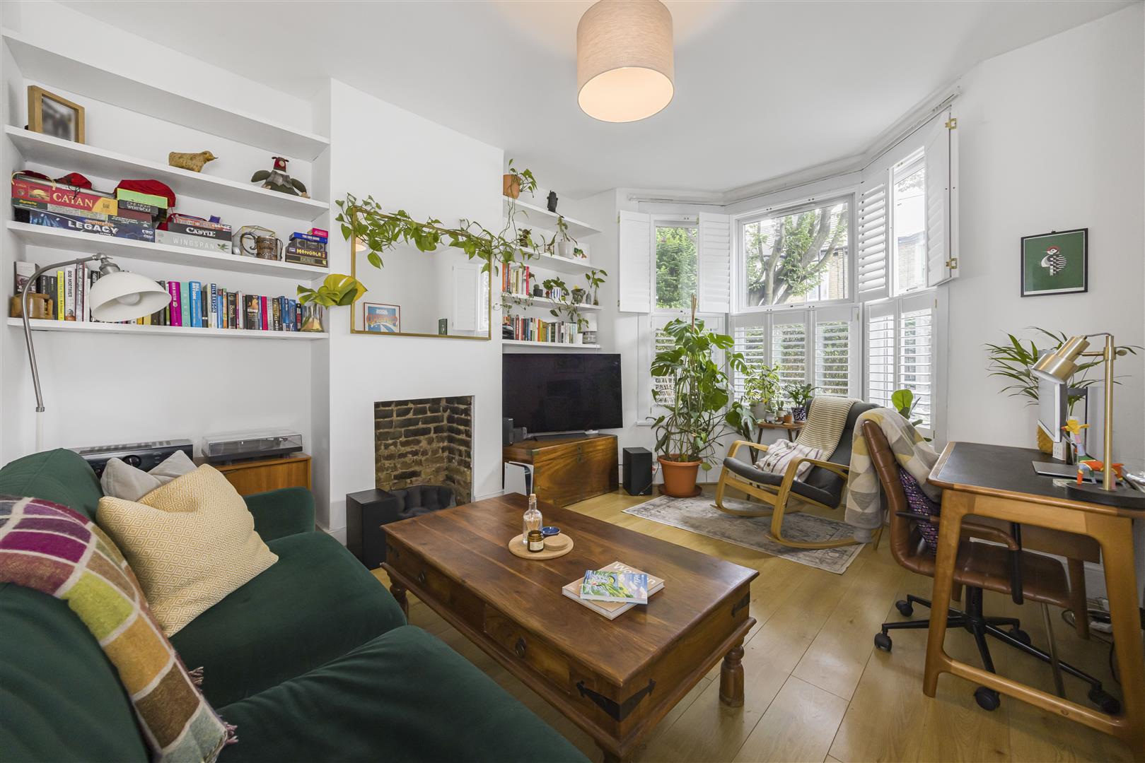 2 bed flat for sale in Lawton Road, London  - Property Image 3