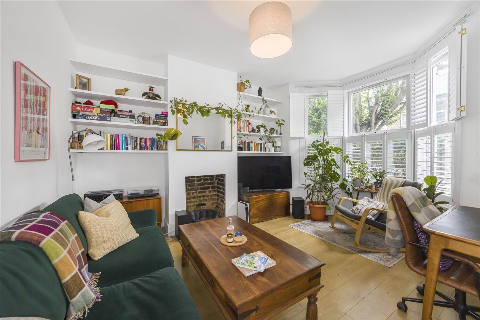 2 bed flat for sale in Lawton Road, London  - Property Image 2