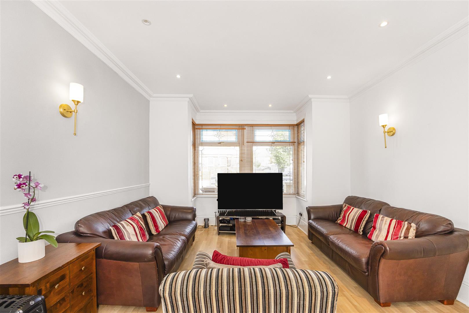 5 bed house for sale in Colchester Road, London  - Property Image 5