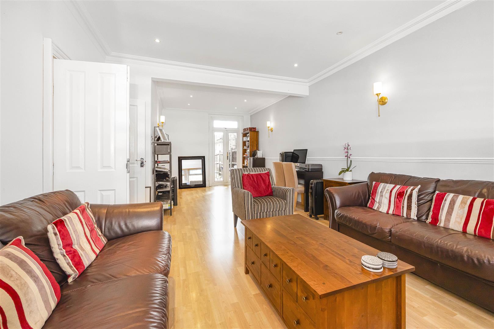 5 bed house for sale in Colchester Road, London  - Property Image 3