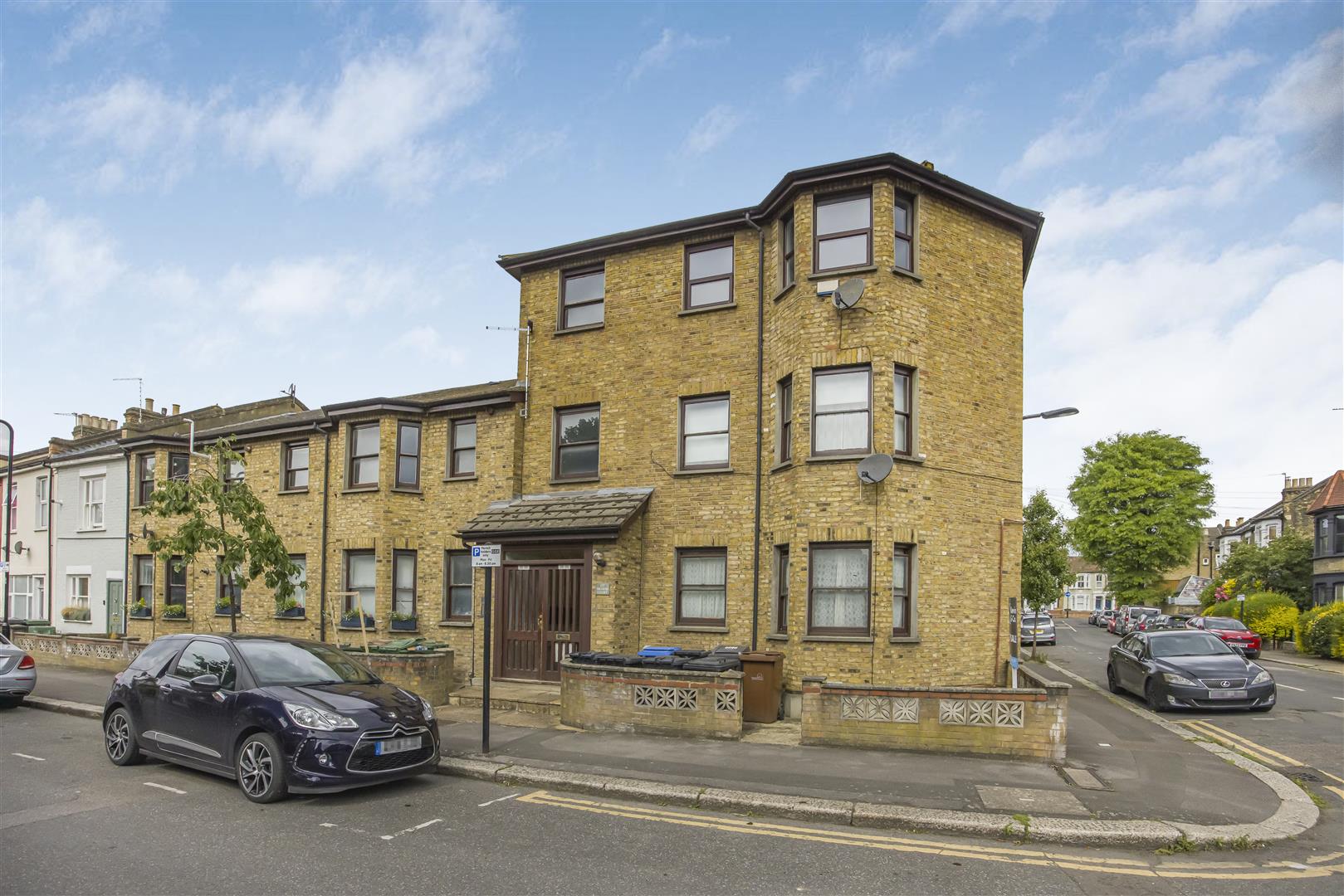 2 bed flat to rent in Newport Road, London  - Property Image 1