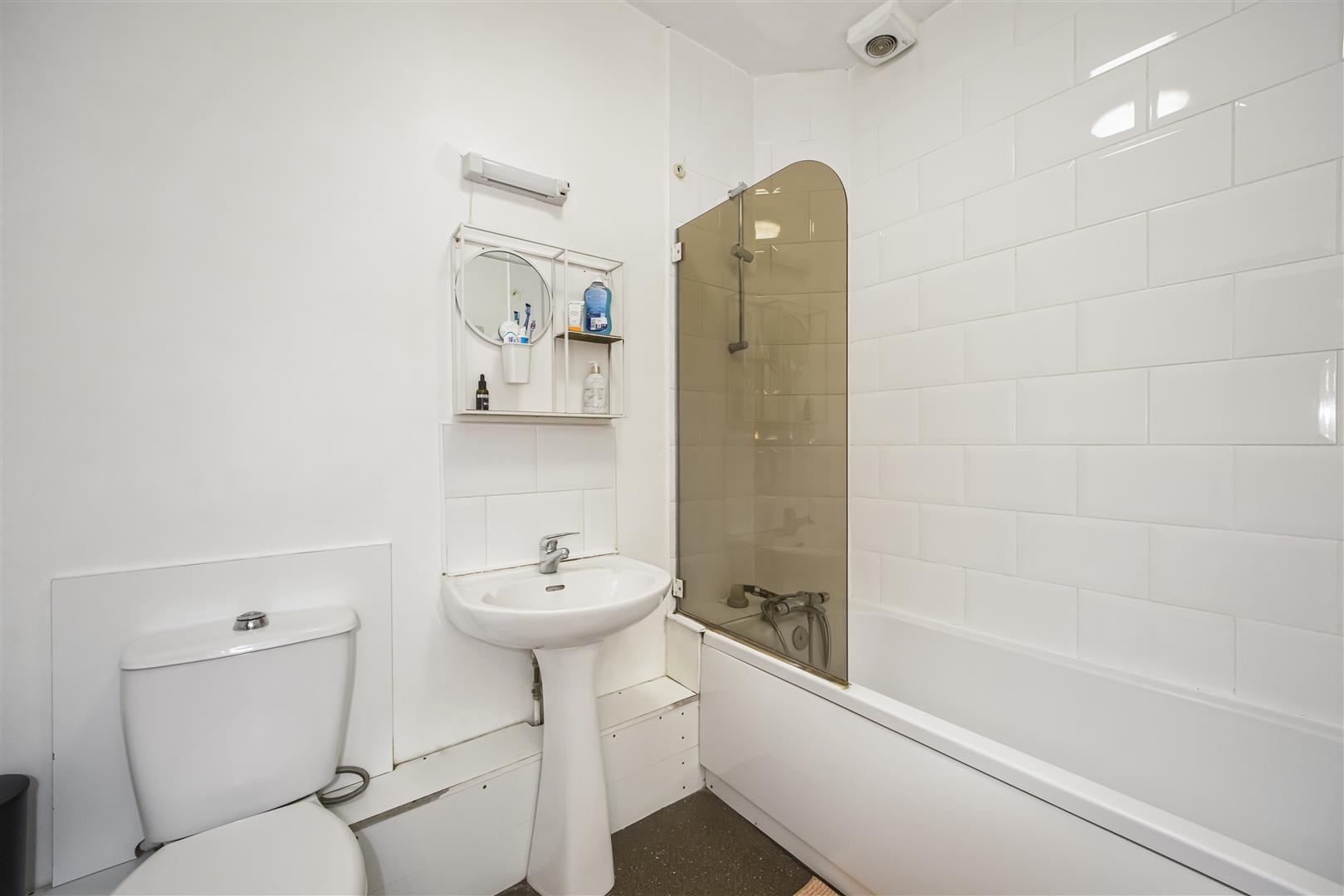 2 bed flat to rent in Newport Road, London  - Property Image 11