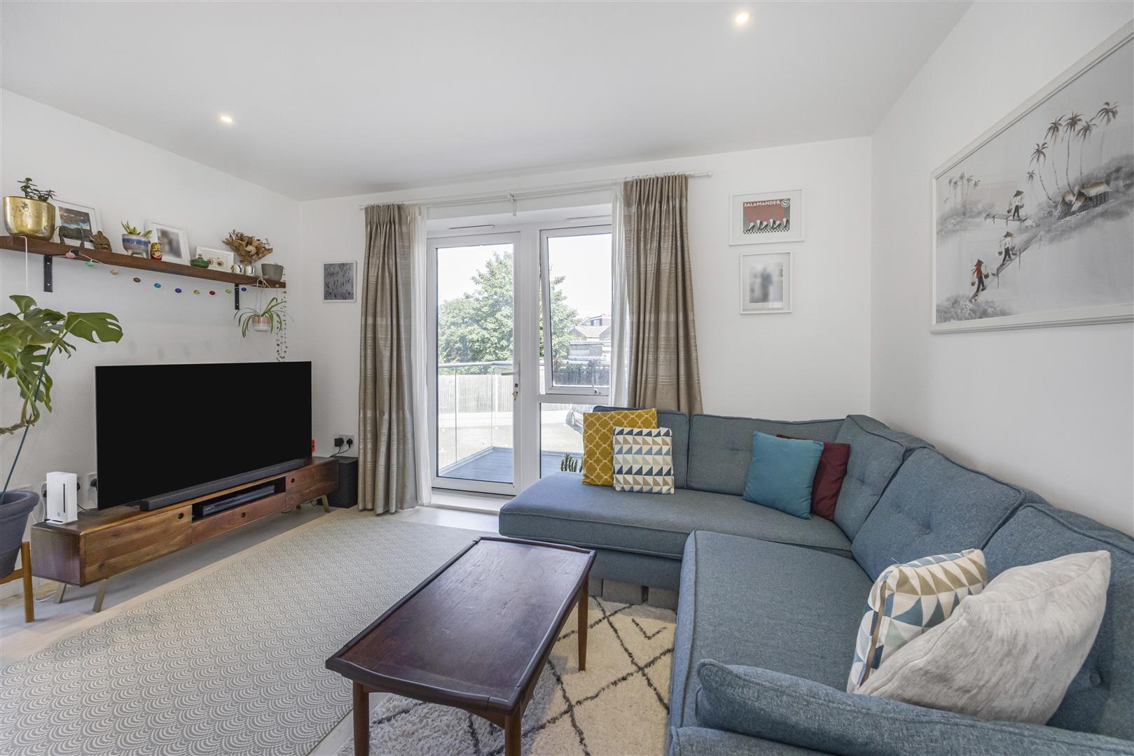 2 bed flat for sale in High Road Leyton, London  - Property Image 5