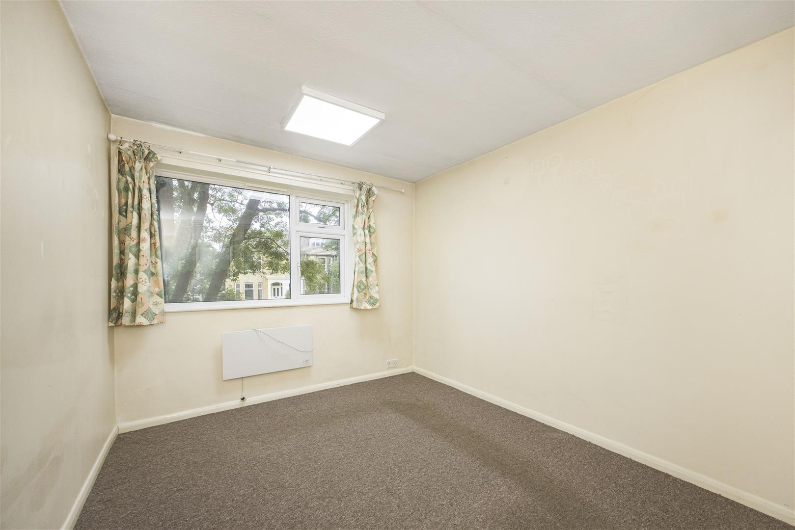 1 bed flat for sale in Hainault Road, London  - Property Image 6