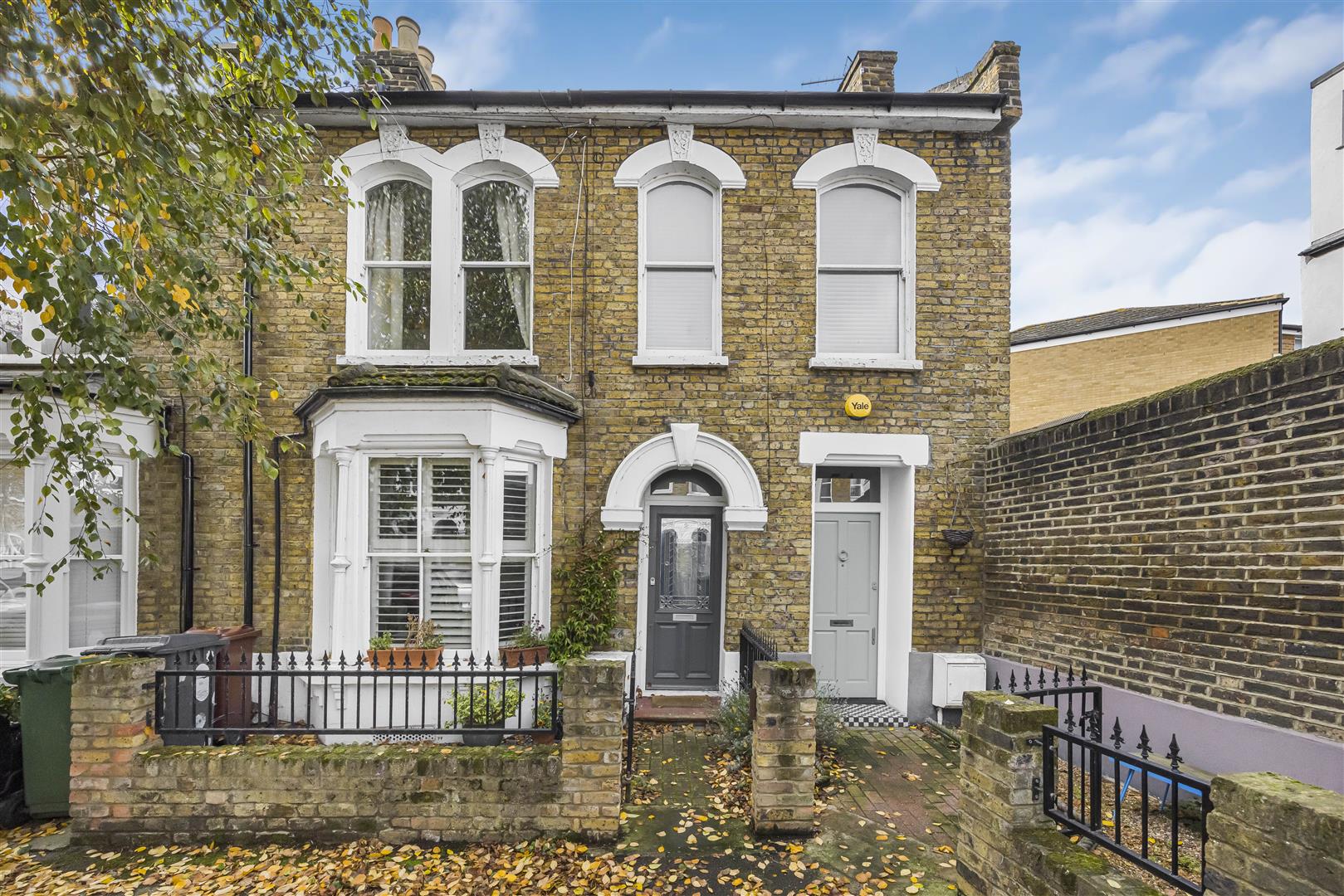 2 bed flat for sale in Haroldstone Road, London - Property Image 1