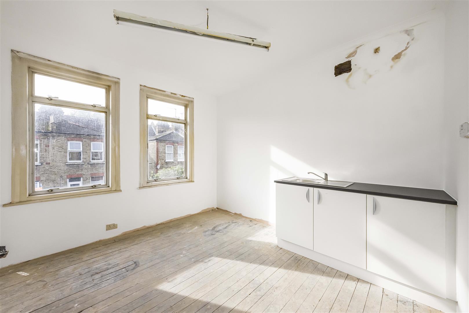 1 bed flat for sale in Seymour Road, London  - Property Image 9