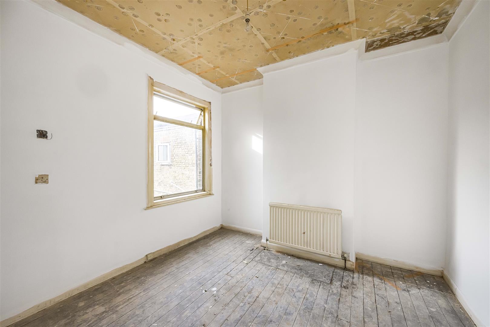 1 bed flat for sale in Seymour Road, London  - Property Image 2