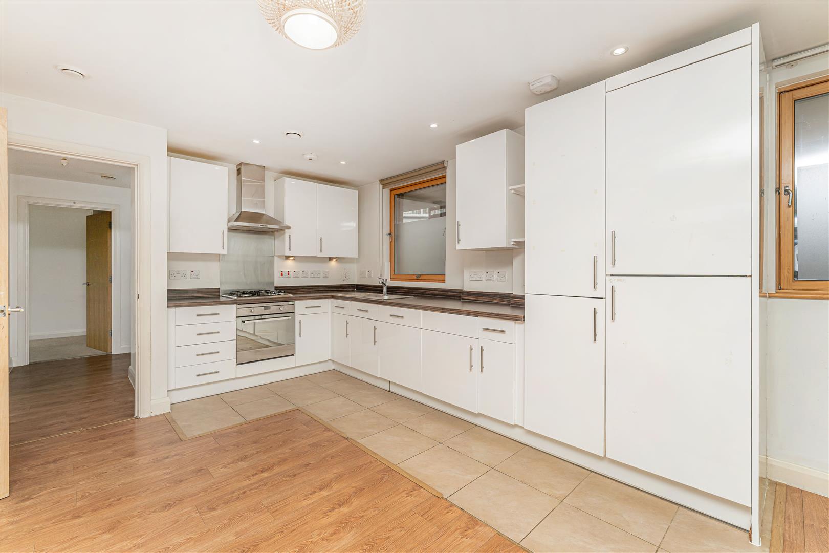 2 bed flat to rent in Oberon Court, London  - Property Image 5