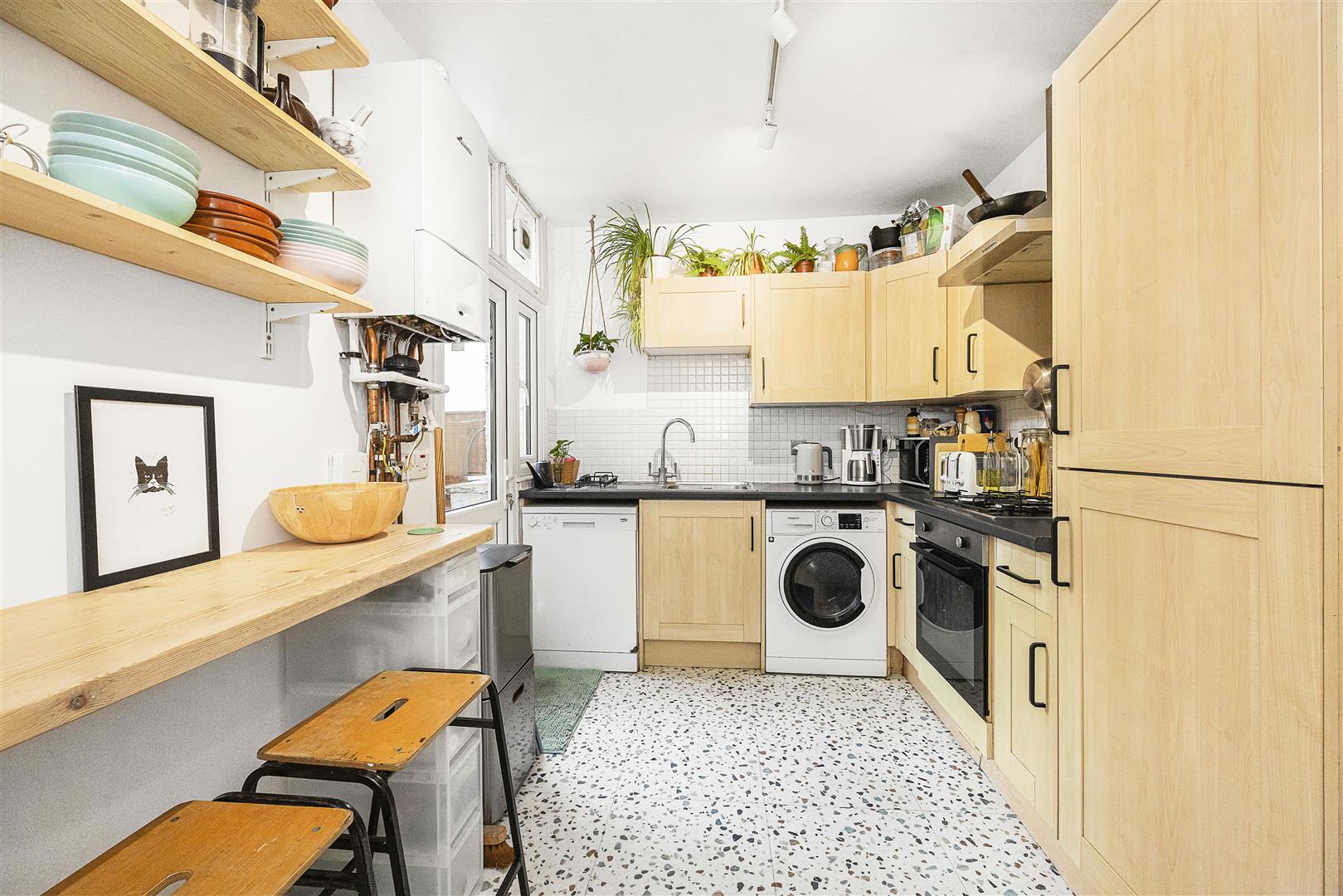 2 bed flat for sale in Leigh Road, London  - Property Image 2