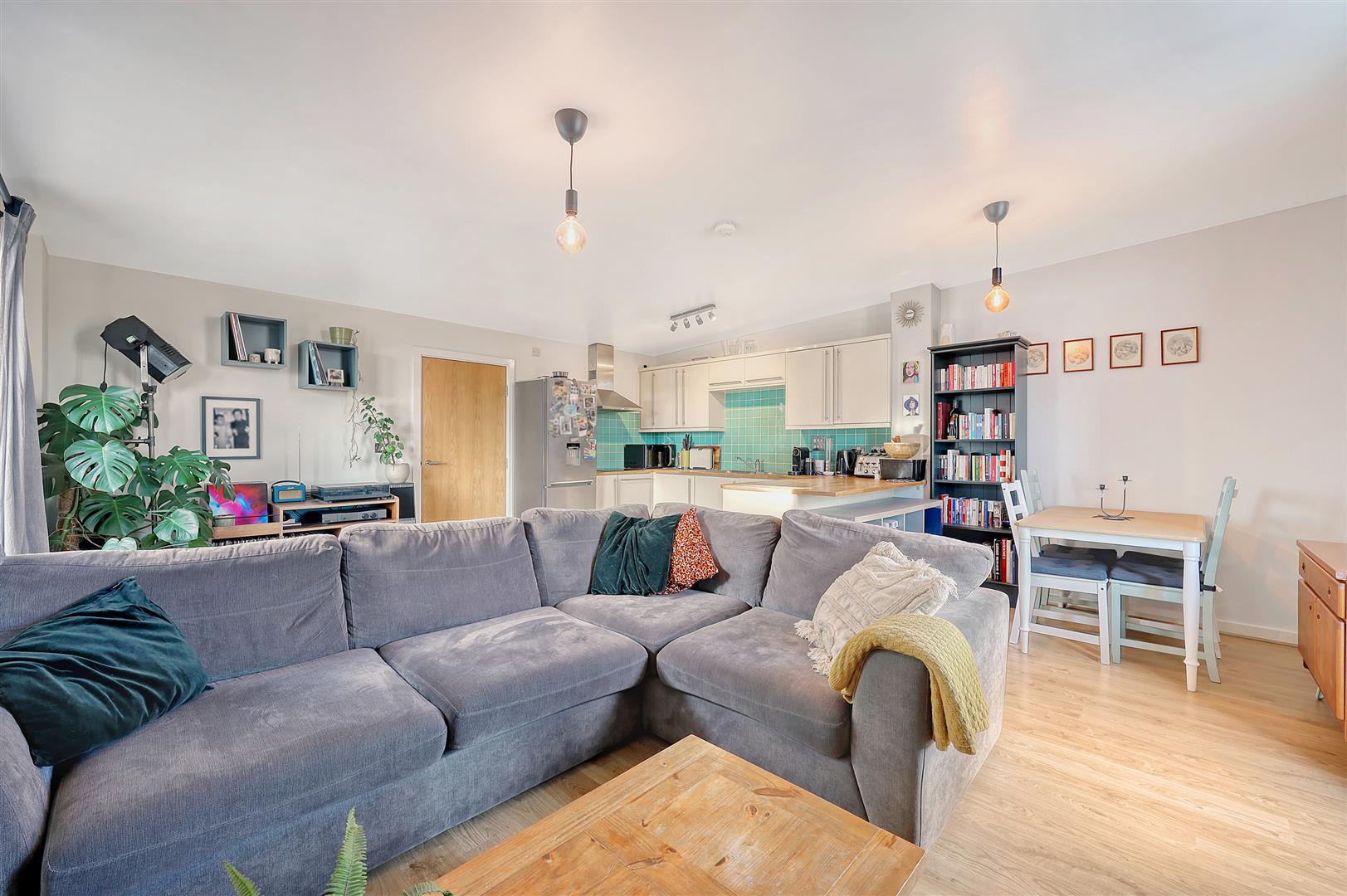 2 bed apartment for sale in Oliver Road, London  - Property Image 5