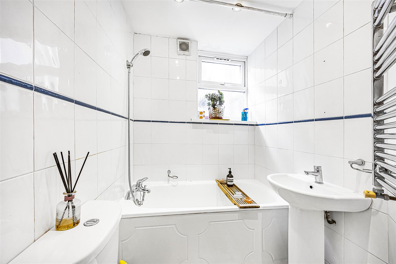 2 bed flat for sale in Millais Road, London  - Property Image 9