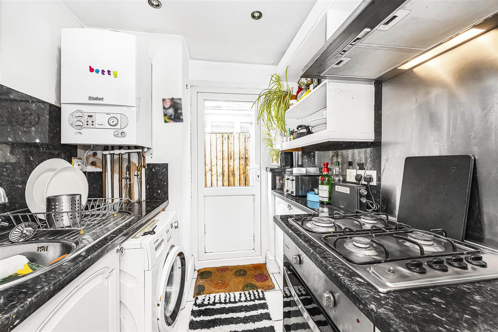 2 bed flat for sale in Millais Road, London  - Property Image 7