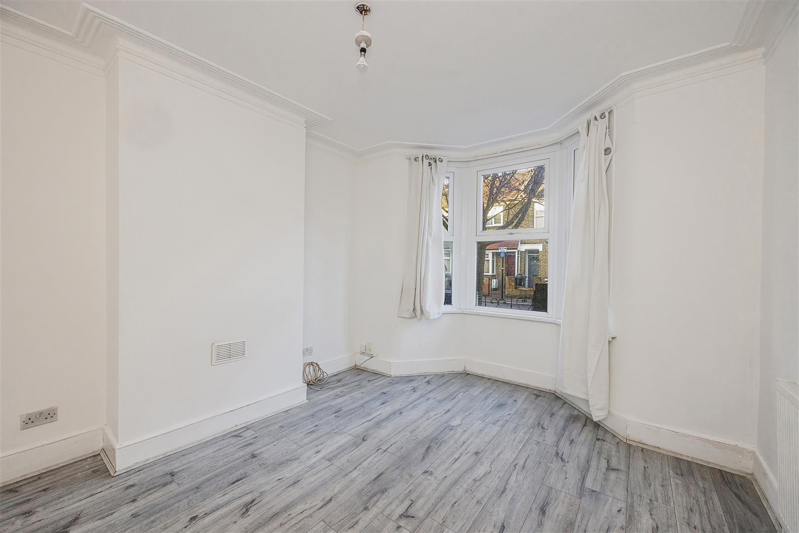 3 bed house for sale in Brookscroft Road, London  - Property Image 2