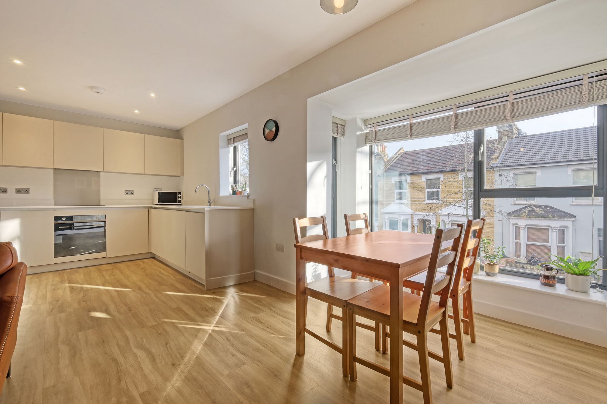 2 bed apartment for sale in Buckland Road, London  - Property Image 3