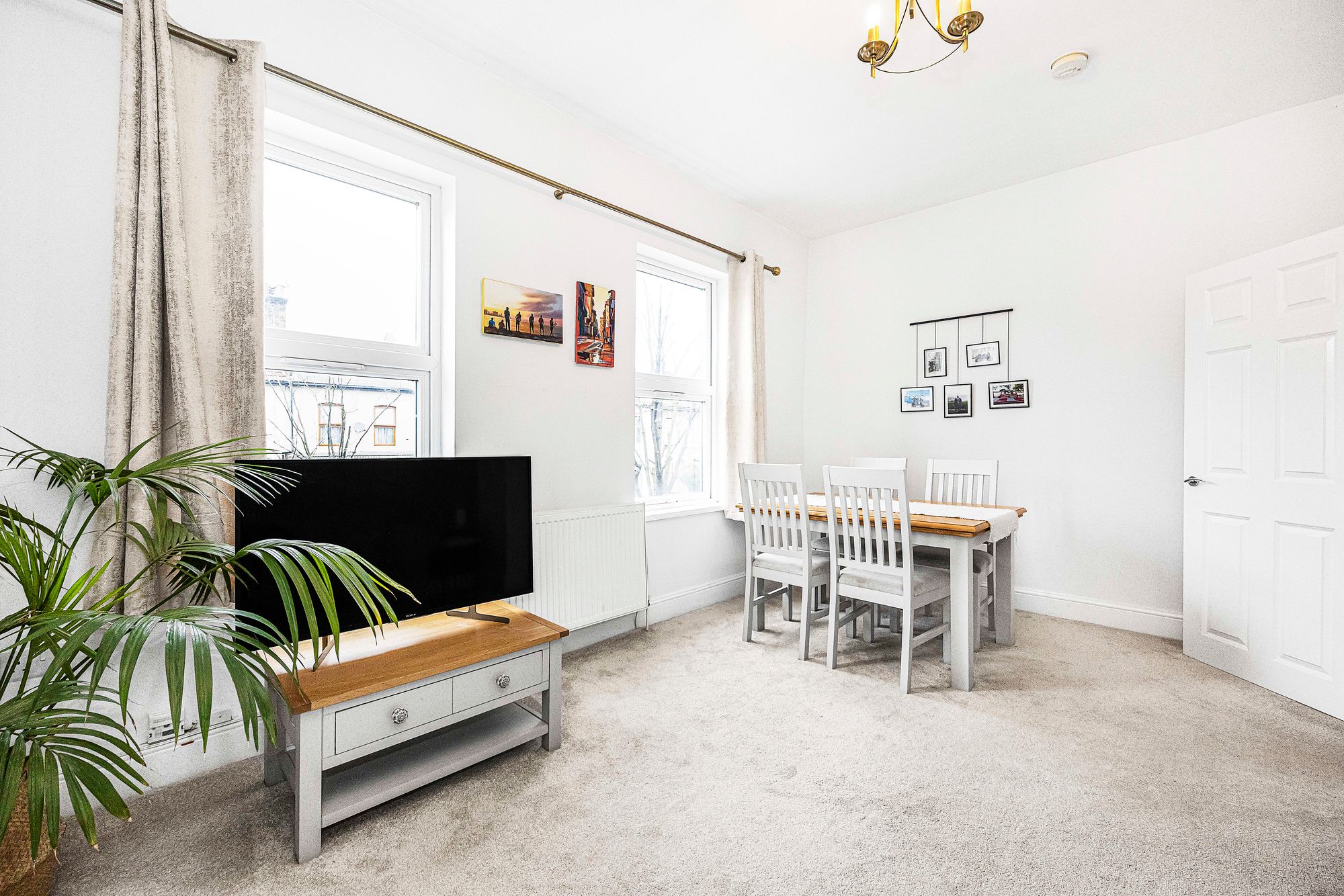 2 bed flat for sale in Chobham Road, London  - Property Image 4