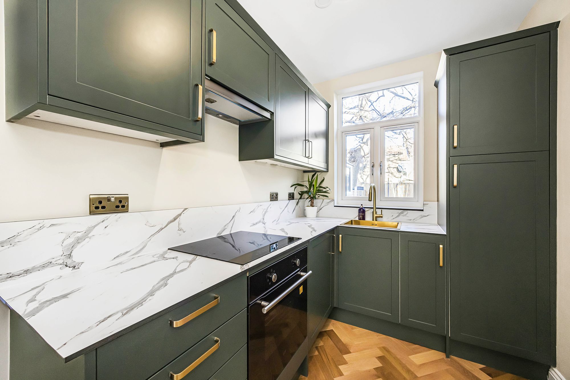 2 bed flat for sale in St. Annes Road, London  - Property Image 3